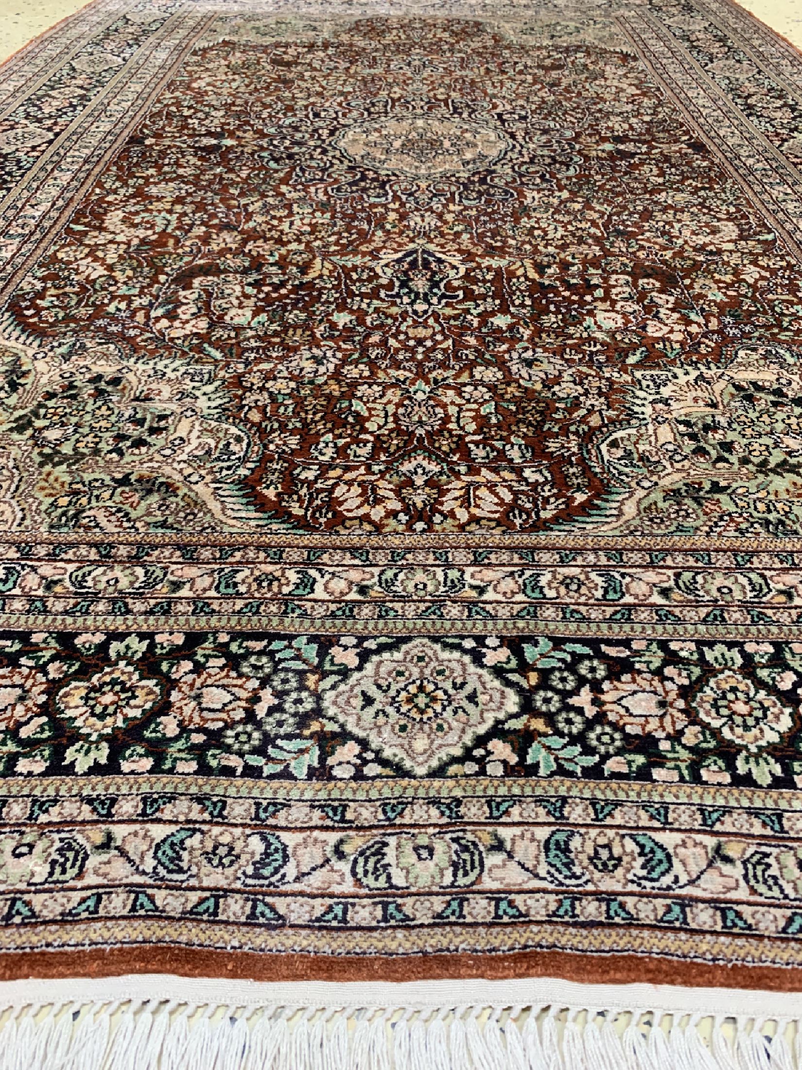 Detail d: Hereke Seide fein, China, ca. 40 Jahre, reine Naturseide, ca. 182 x 125 cm, ca. 1,0 Mio. Kn/qm, EHZ: 1-2