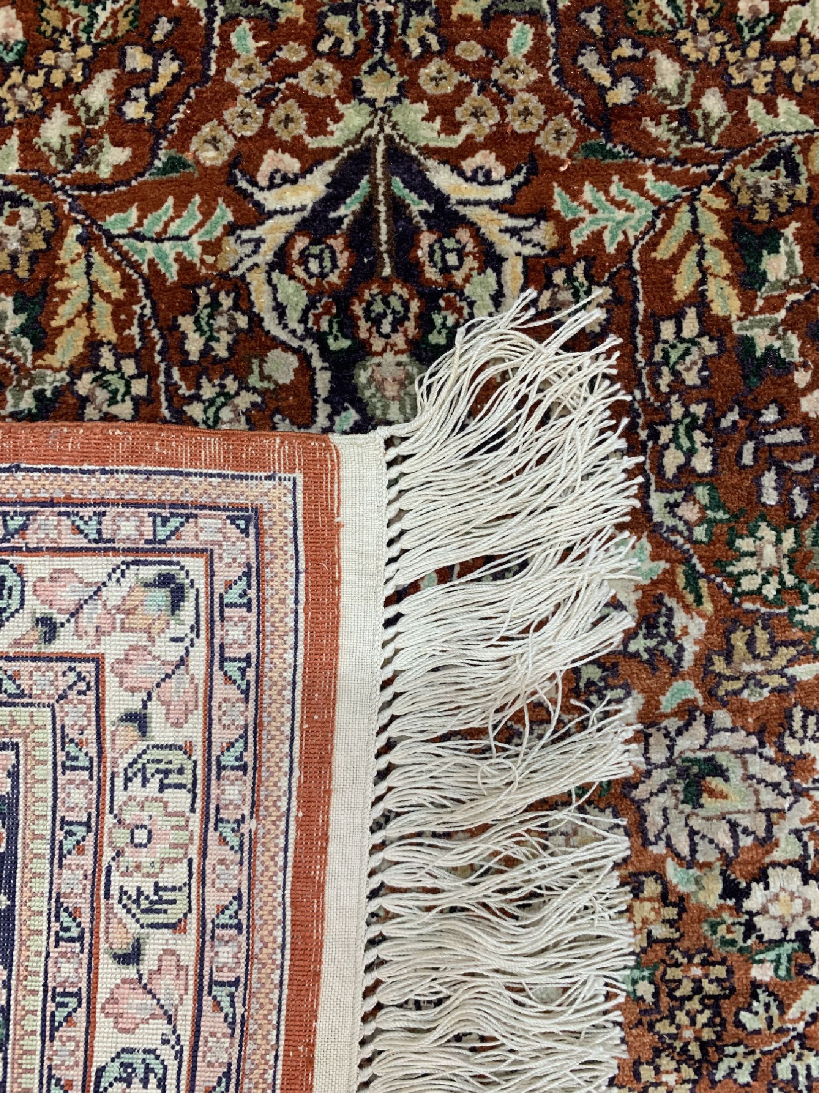 Detail e: Hereke Seide fein, China, ca. 40 Jahre, reine Naturseide, ca. 182 x 125 cm, ca. 1,0 Mio. Kn/qm, EHZ: 1-2