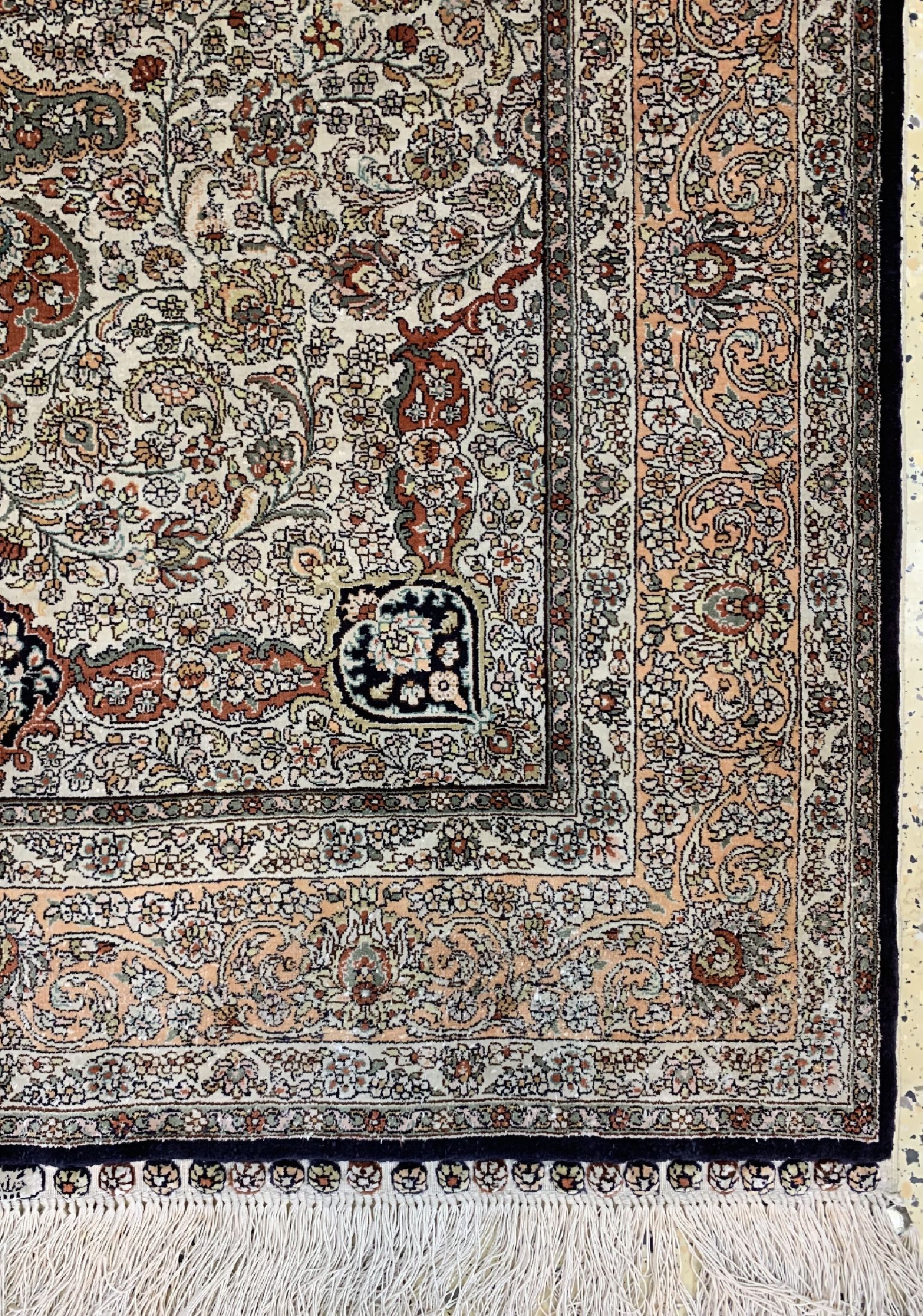 Detail a: Hereke Seide fein, China, ca. 40 Jahre, reine Naturseide, ca. 155 x 95 cm, ca. 1,0 Mio. Kn/qm, EHZ: 1-2