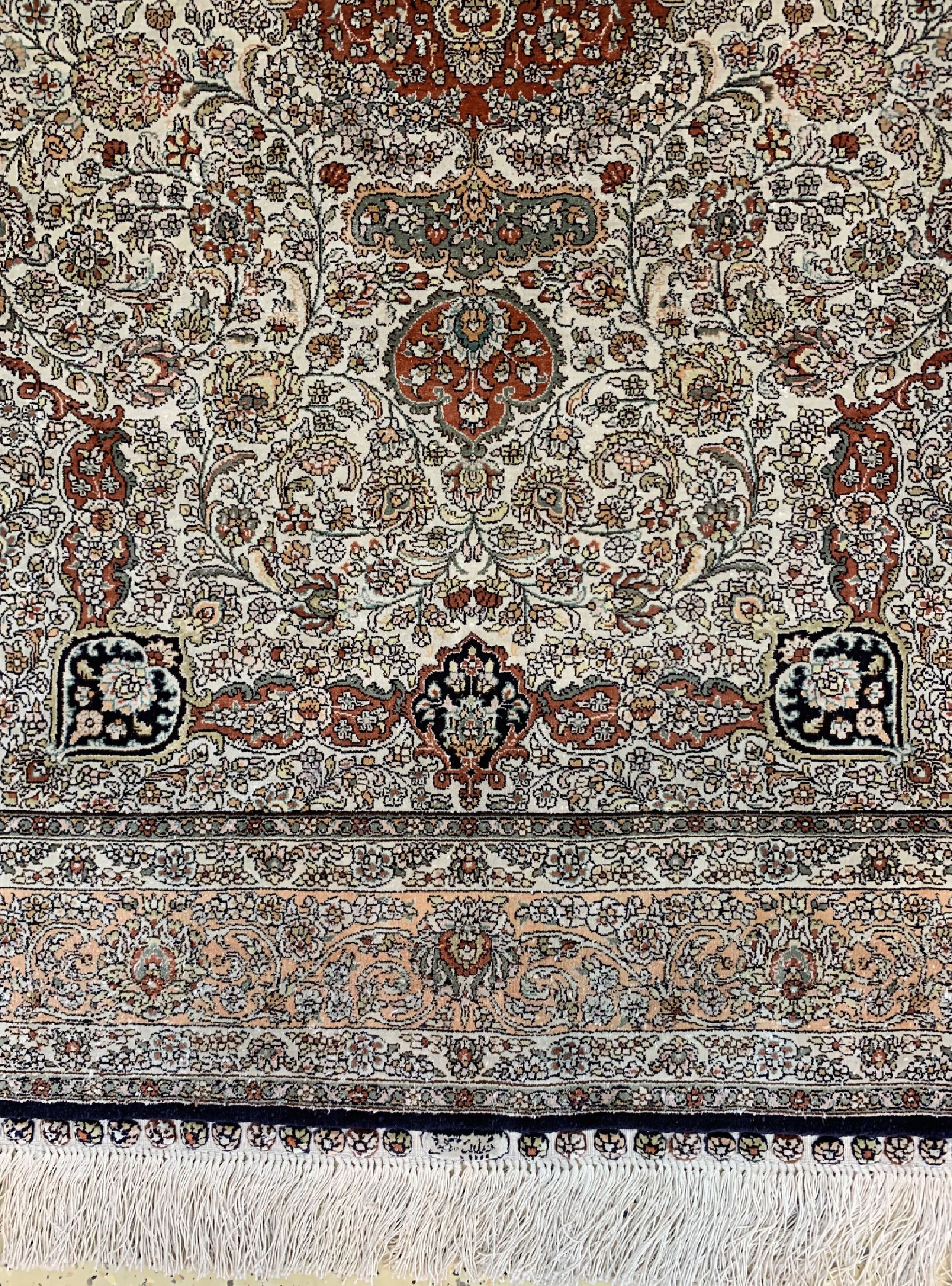 Detail b: Hereke Seide fein, China, ca. 40 Jahre, reine Naturseide, ca. 155 x 95 cm, ca. 1,0 Mio. Kn/qm, EHZ: 1-2