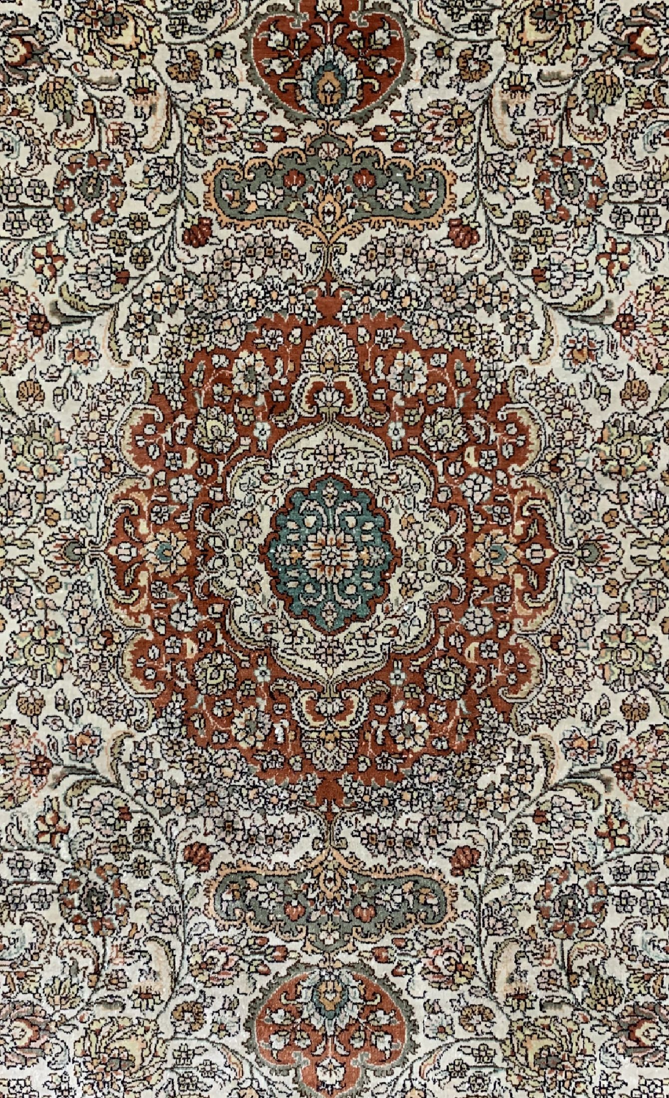 Detail c: Hereke Seide fein, China, ca. 40 Jahre, reine Naturseide, ca. 155 x 95 cm, ca. 1,0 Mio. Kn/qm, EHZ: 1-2
