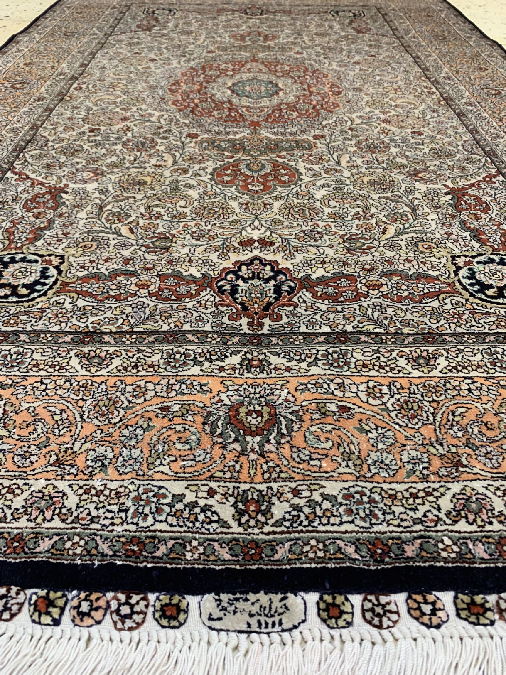 Detail d: Hereke Seide fein, China, ca. 40 Jahre, reine Naturseide, ca. 155 x 95 cm, ca. 1,0 Mio. Kn/qm, EHZ: 1-2