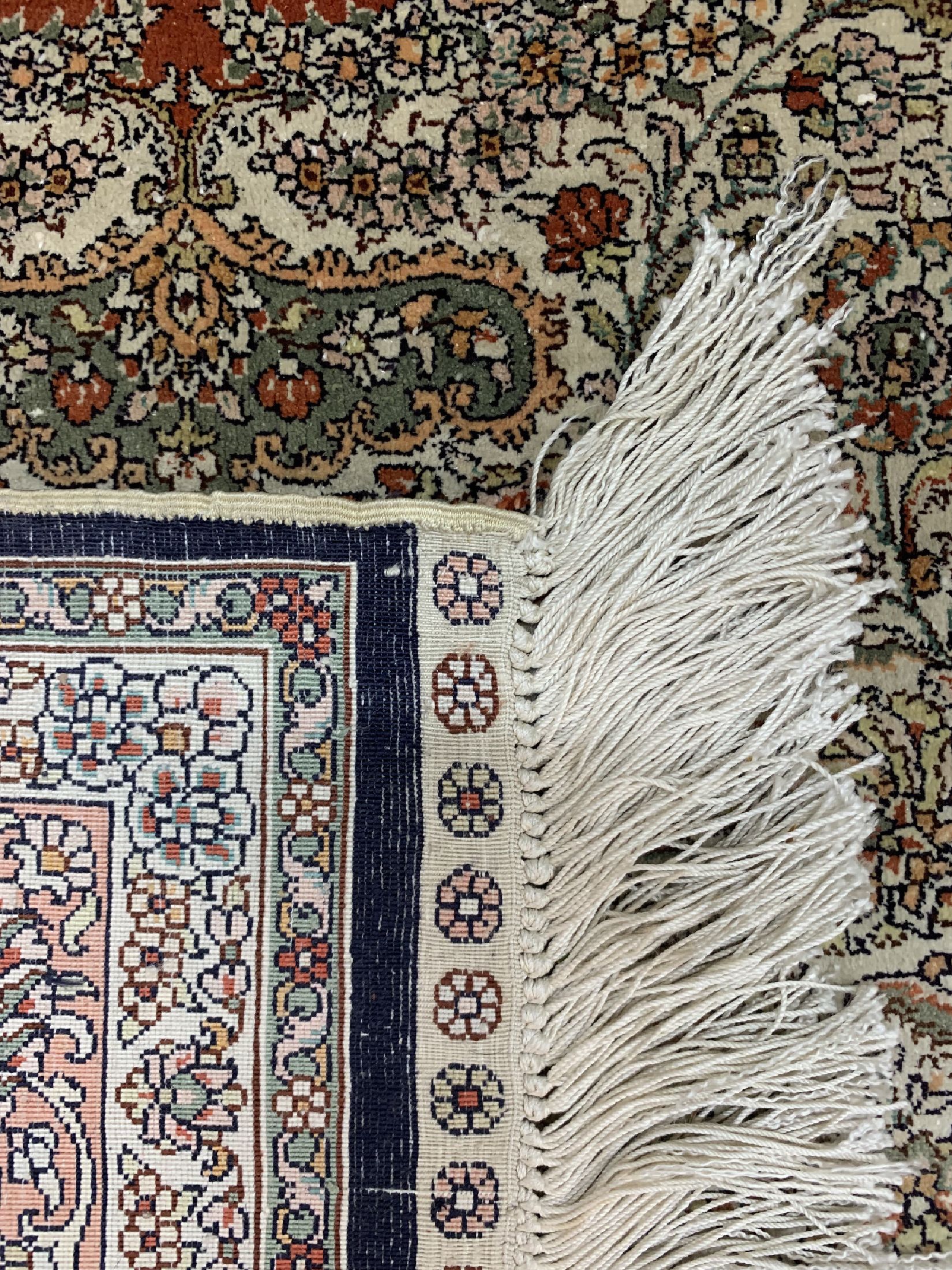 Detail e: Hereke Seide fein, China, ca. 40 Jahre, reine Naturseide, ca. 155 x 95 cm, ca. 1,0 Mio. Kn/qm, EHZ: 1-2