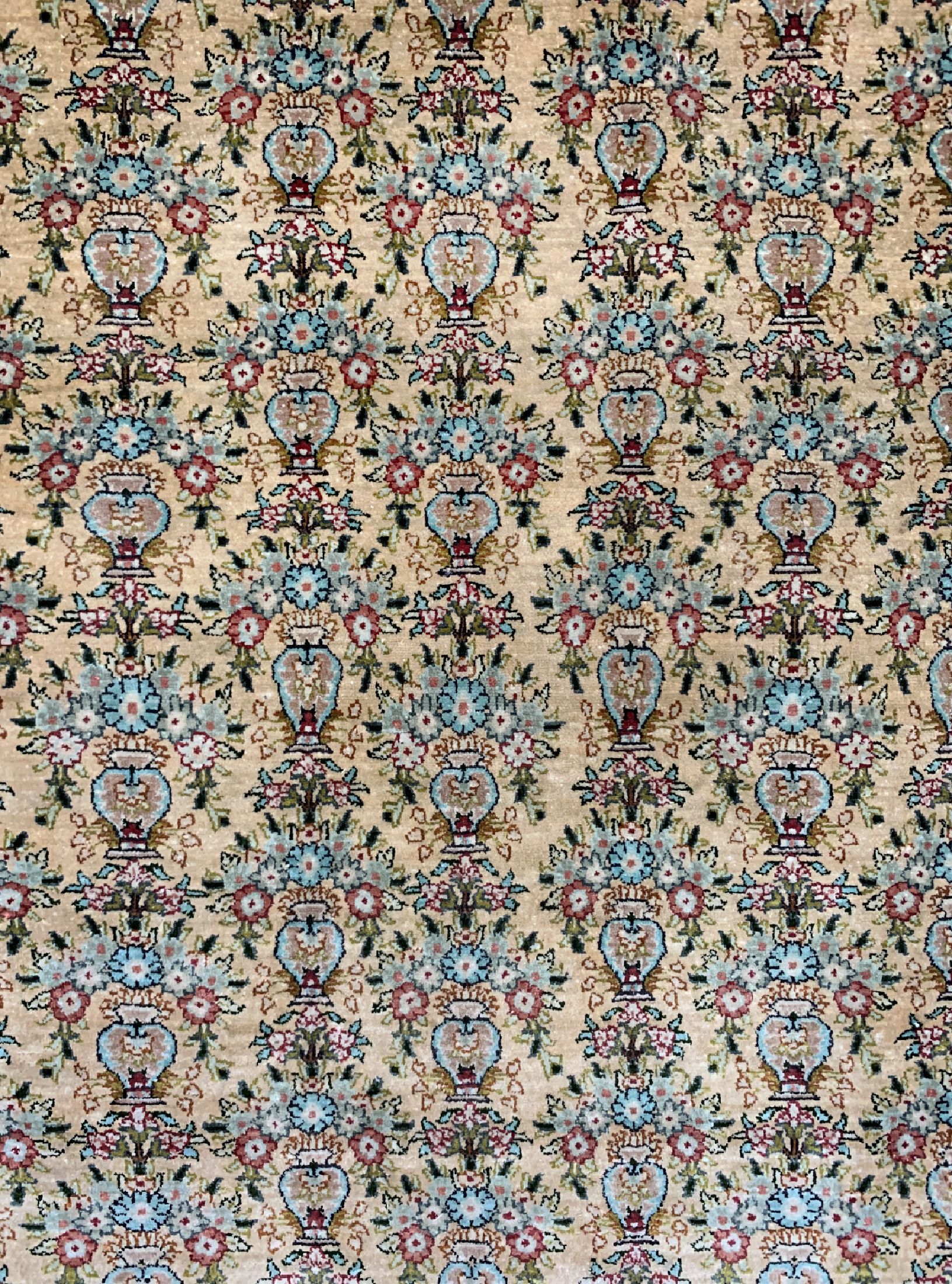 Detail b: Hereke Seide fein, China, ca. 40 Jahre, reine Naturseide, ca. 125 x 78 cm, ca. 1,0 Mio. Kn/qm, EHZ: 1-2
