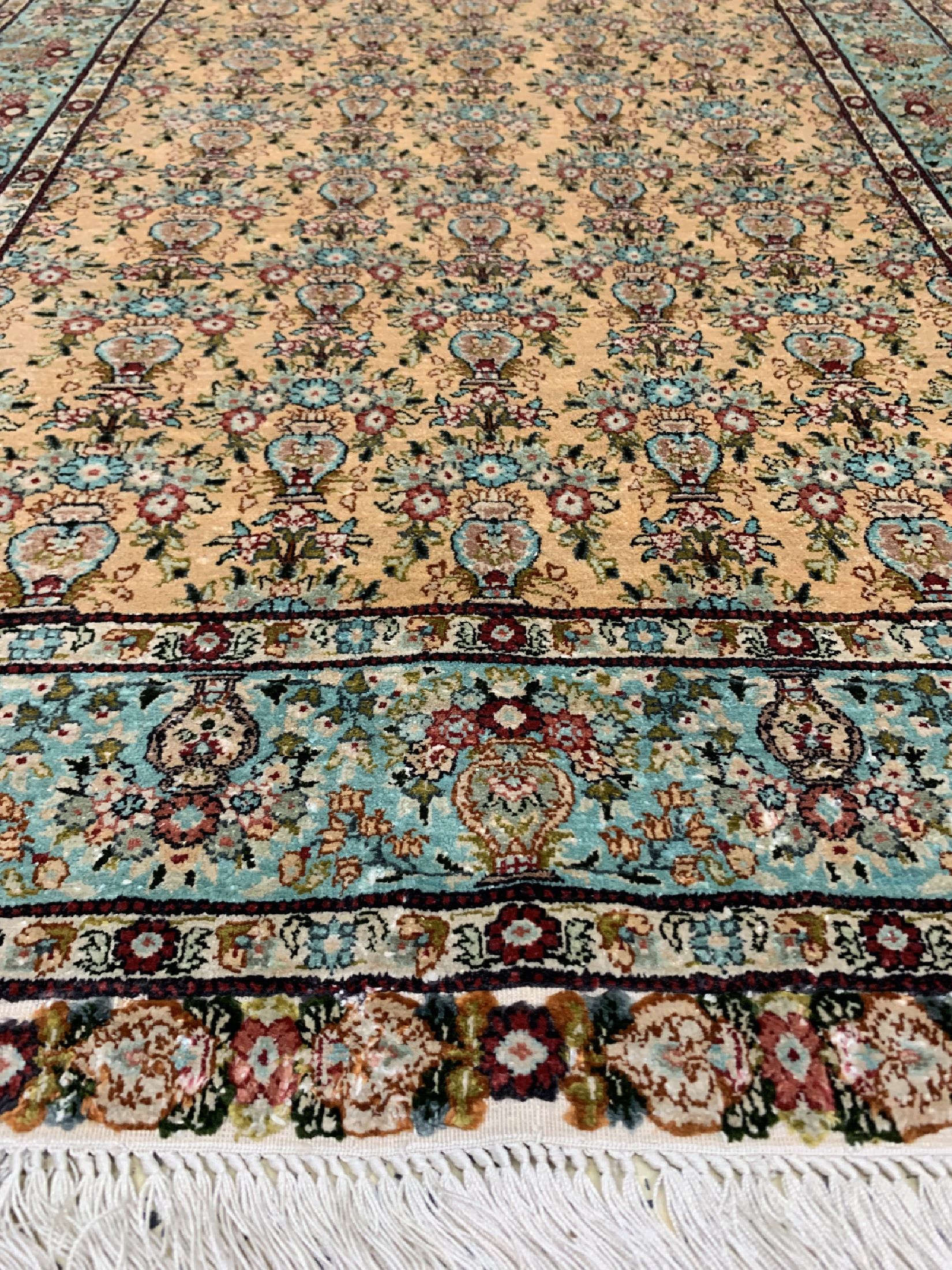 Detail c: Hereke Seide fein, China, ca. 40 Jahre, reine Naturseide, ca. 125 x 78 cm, ca. 1,0 Mio. Kn/qm, EHZ: 1-2