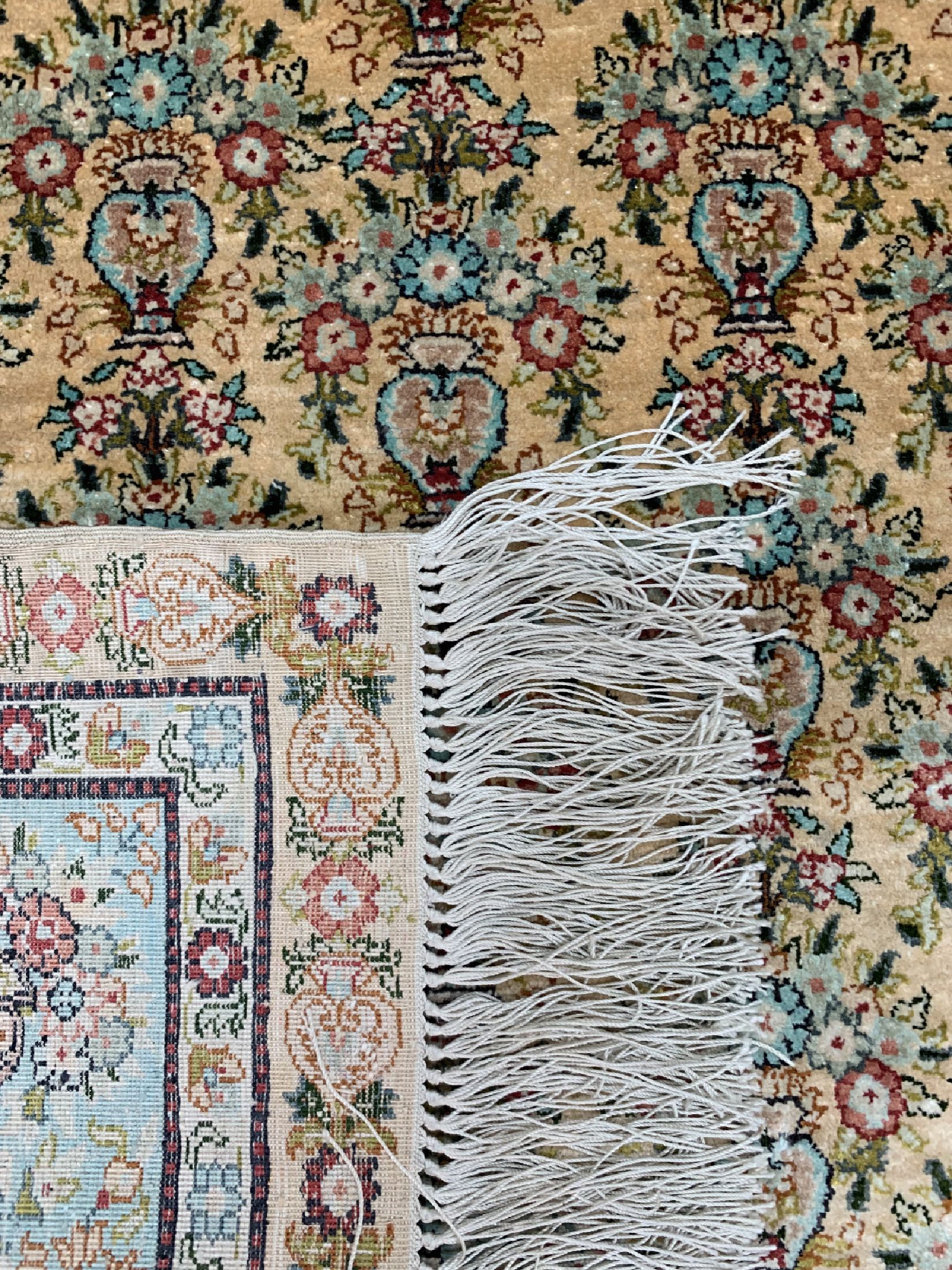 Detail d: Hereke Seide fein, China, ca. 40 Jahre, reine Naturseide, ca. 125 x 78 cm, ca. 1,0 Mio. Kn/qm, EHZ: 1-2