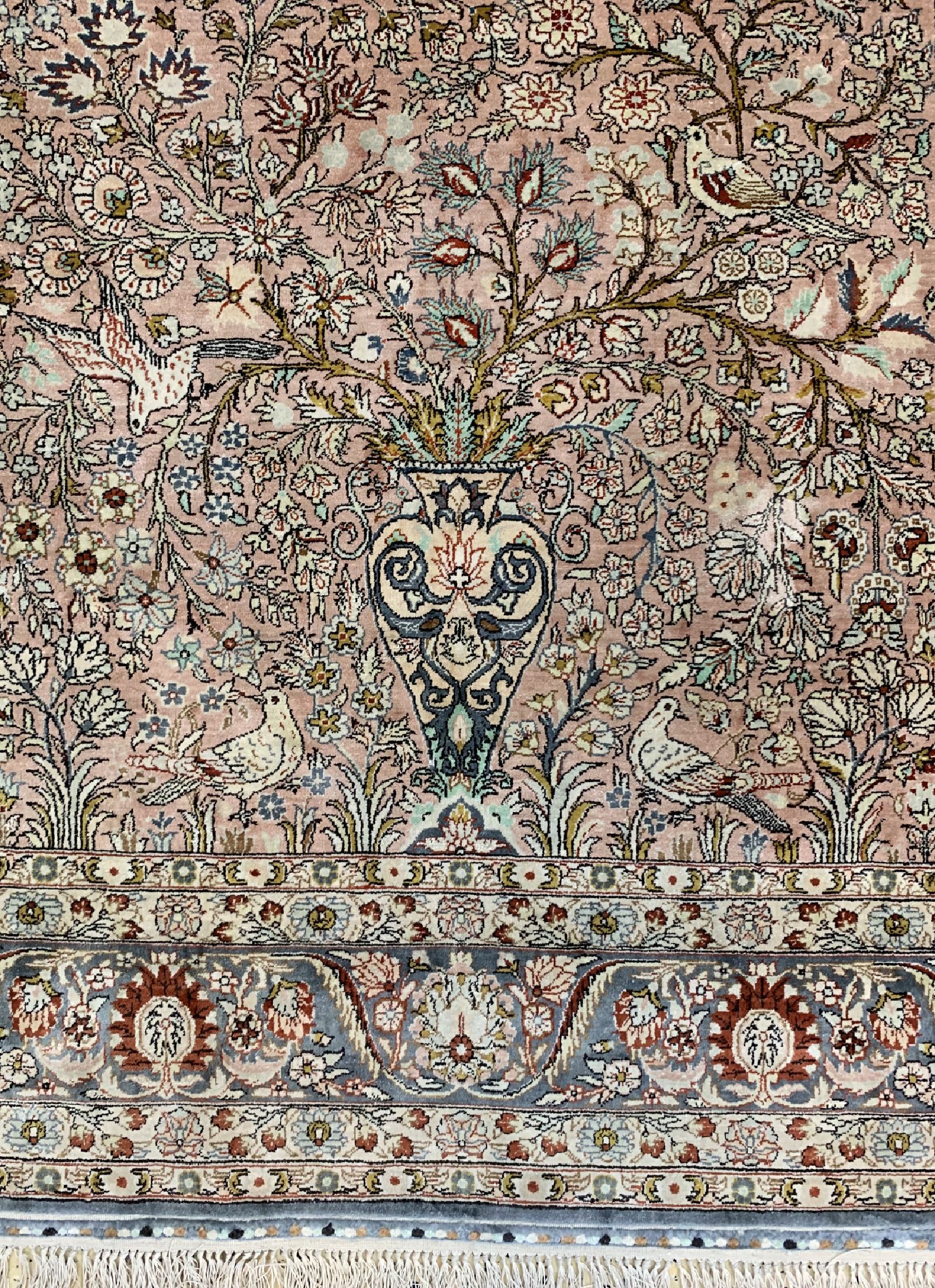 Detail b: Hereke Seide fein, China, ca. 40 Jahre, reine Naturseide, ca. 152 x 95 cm, ca. 1,0 Mio. Kn/qm, EHZ: 1-2