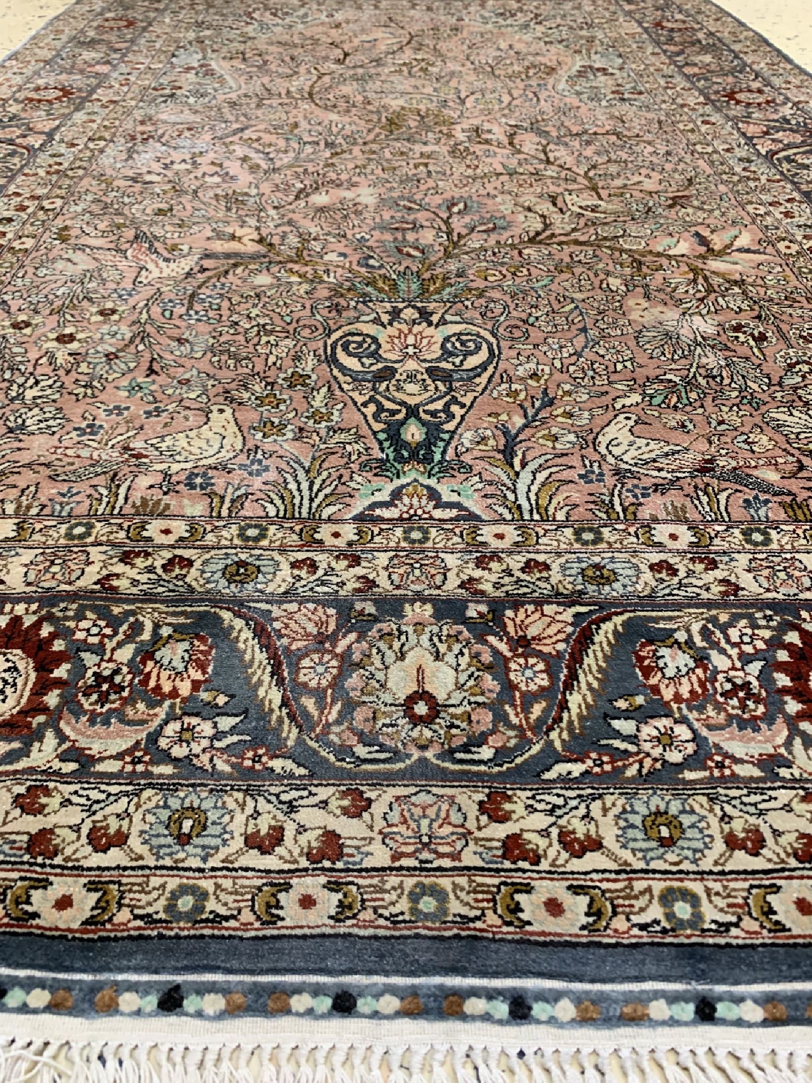 Detail d: Hereke Seide fein, China, ca. 40 Jahre, reine Naturseide, ca. 152 x 95 cm, ca. 1,0 Mio. Kn/qm, EHZ: 1-2