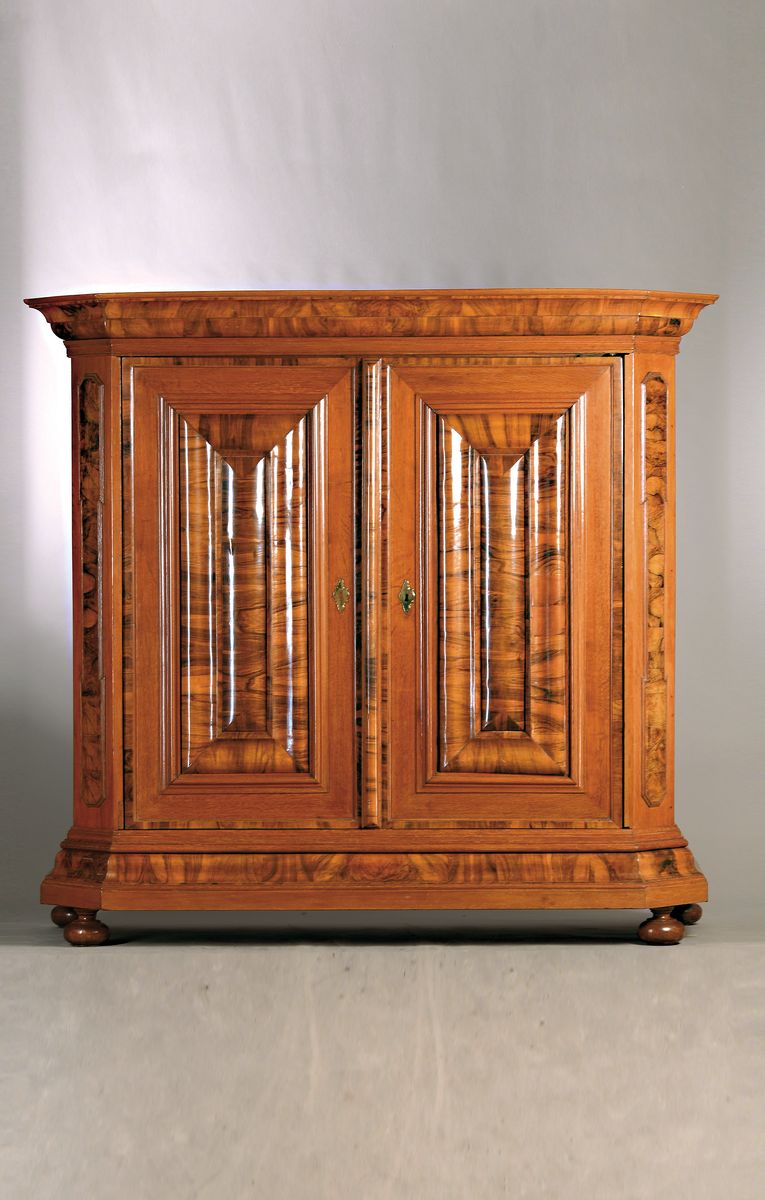 Frankfurter Wellenschrank, um 1750, Nußbaum Querfurnier auf Eiche, orig. Schloß und Schlüssel, qualitätvolle Innenaufteilung, auf Rahmen ...