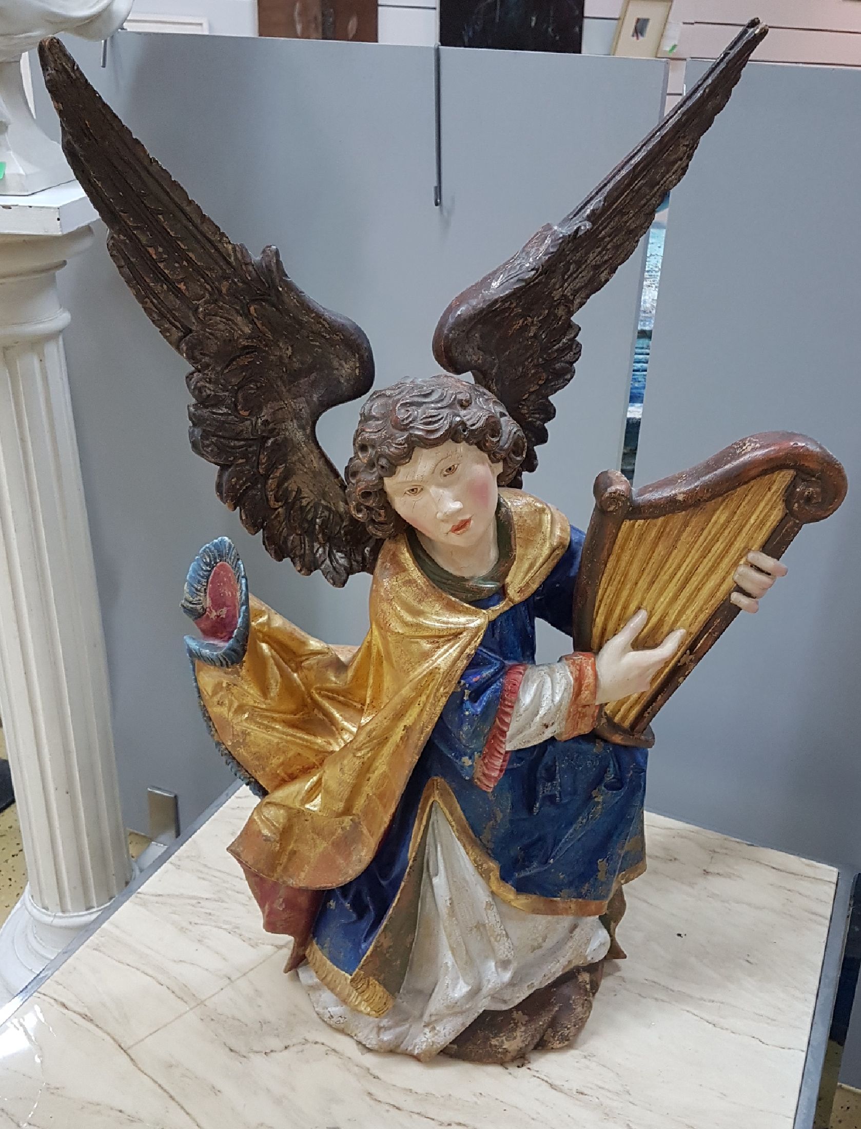 Detail a: Große Bildschnitzerei/Heiligenfigur, Wilhelm Senoner, Grödnertal, nach barockem Vorbild, Engel mit Laute, bunt gefaßt und vergoldet, gewollte ...