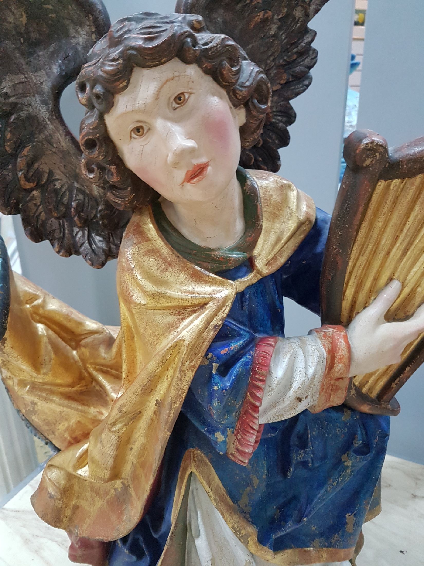 Detail b: Große Bildschnitzerei/Heiligenfigur, Wilhelm Senoner, Grödnertal, nach barockem Vorbild, Engel mit Laute, bunt gefaßt und vergoldet, gewollte ...