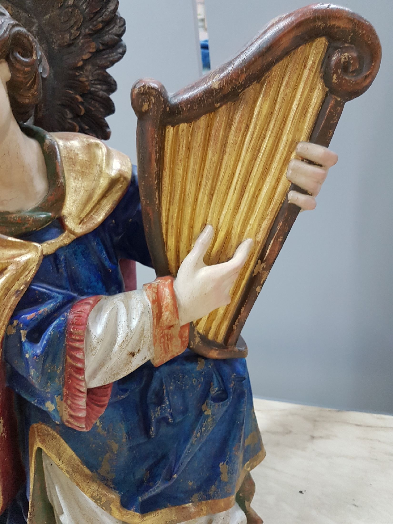 Detail c: Große Bildschnitzerei/Heiligenfigur, Wilhelm Senoner, Grödnertal, nach barockem Vorbild, Engel mit Laute, bunt gefaßt und vergoldet, gewollte ...