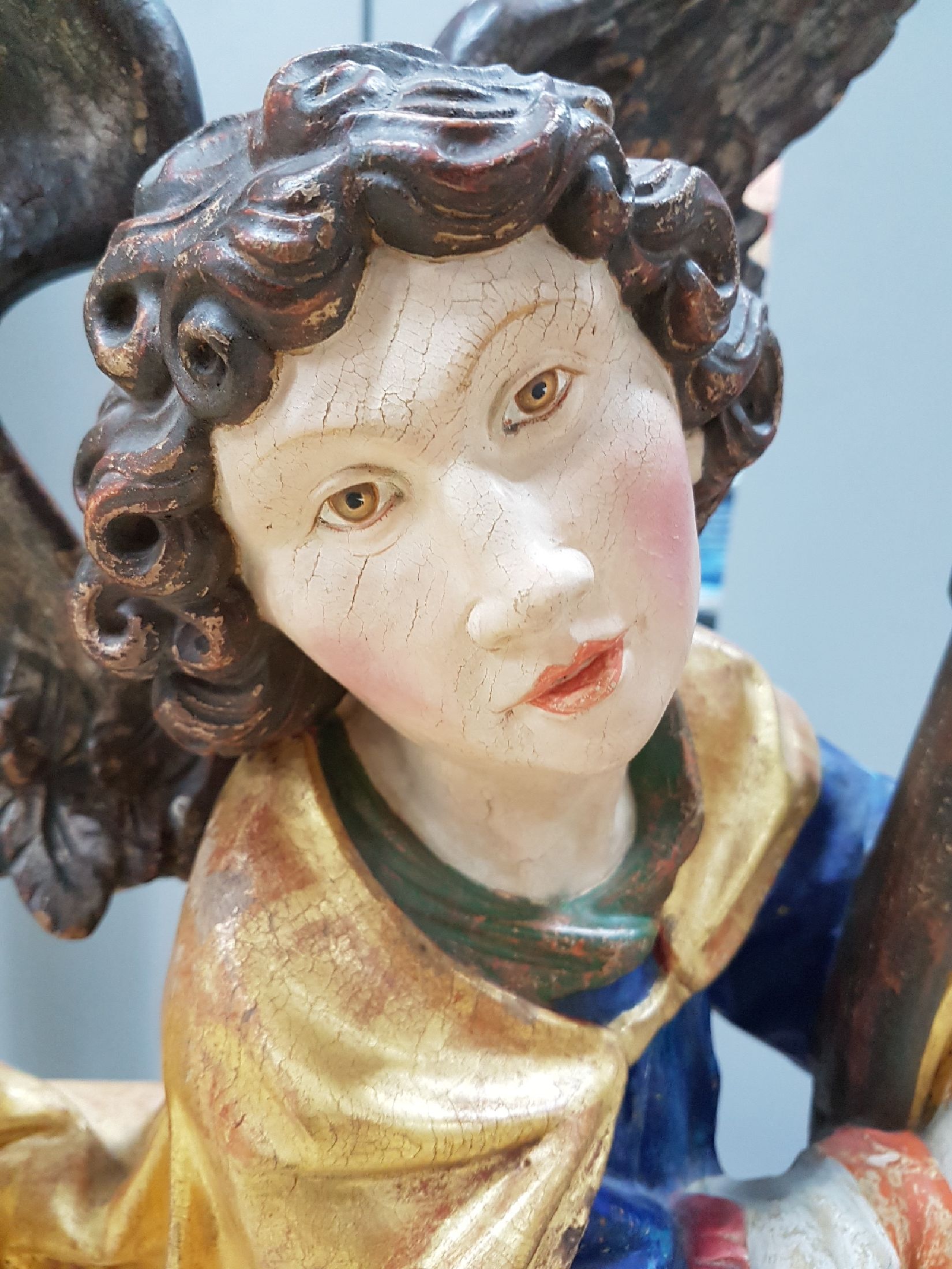 Detail d: Große Bildschnitzerei/Heiligenfigur, Wilhelm Senoner, Grödnertal, nach barockem Vorbild, Engel mit Laute, bunt gefaßt und vergoldet, gewollte ...