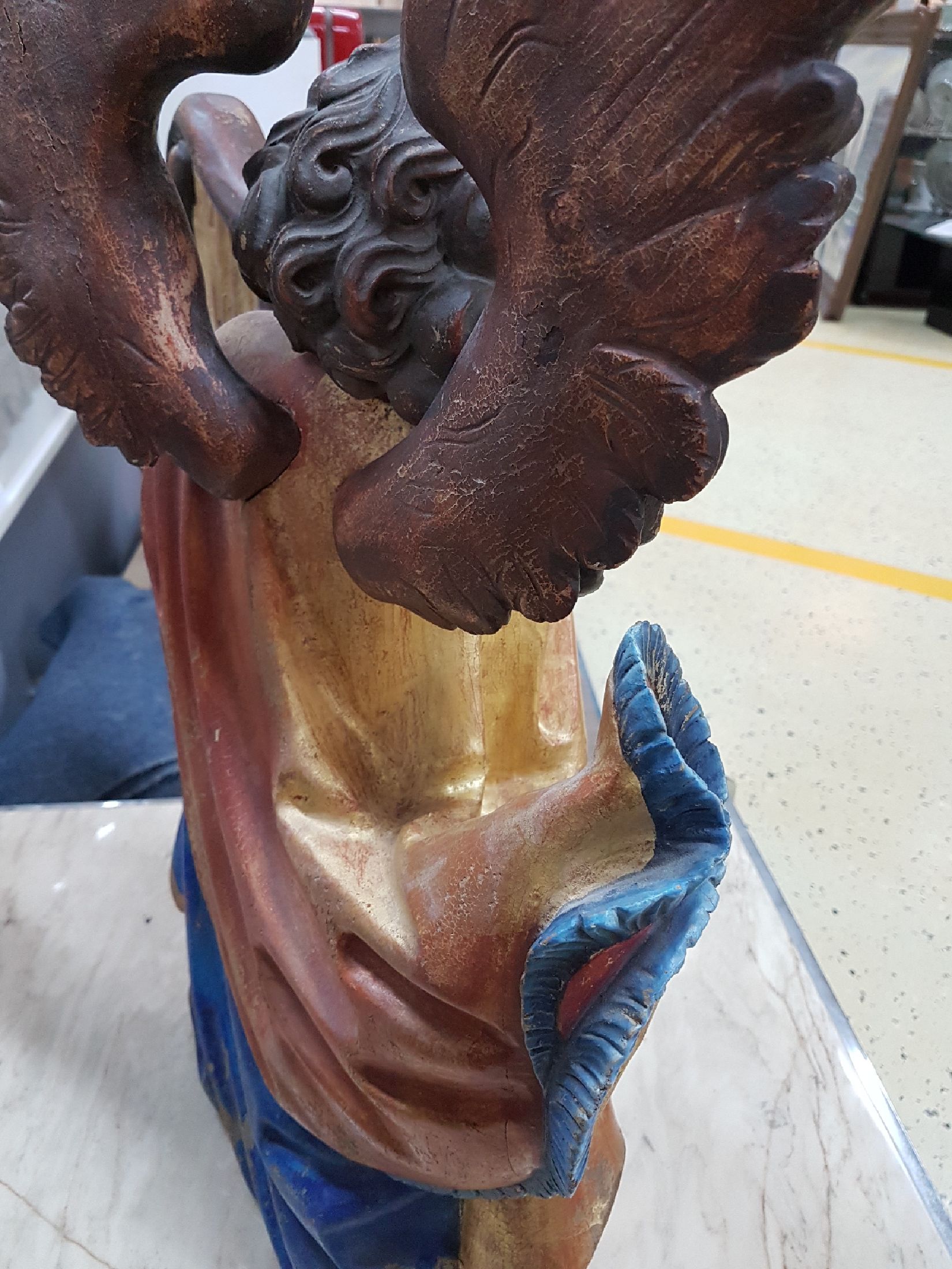 Detail e: Große Bildschnitzerei/Heiligenfigur, Wilhelm Senoner, Grödnertal, nach barockem Vorbild, Engel mit Laute, bunt gefaßt und vergoldet, gewollte ...