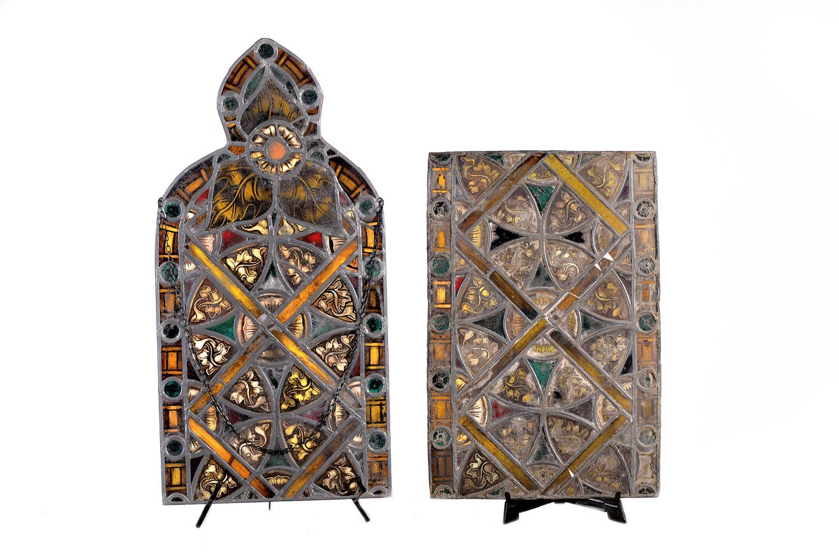 2 Bleiverglasungen, 19. Jh., eine Scheibe in Form eines Bischofs, Glasscheiben teilweise bemalt, restauriert, ca. 89 x 44.5 cm, eine Scheibe mit ...