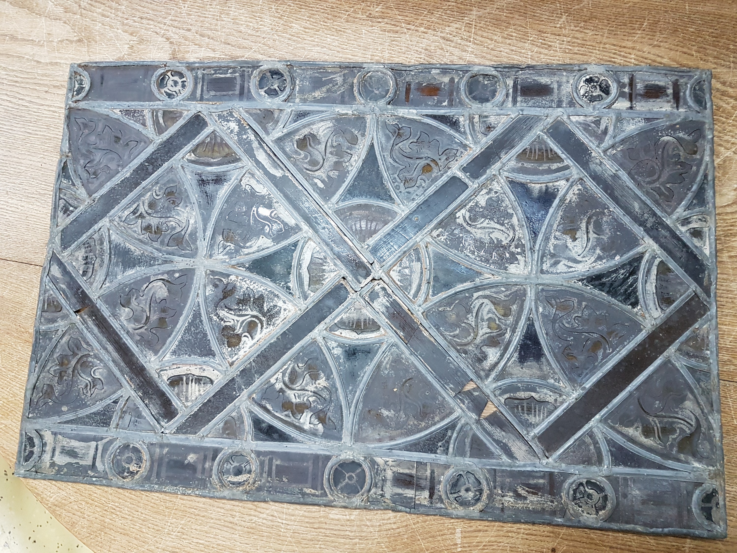 Detail a: 2 Bleiverglasungen, 19. Jh., eine Scheibe in Form eines Bischofs, Glasscheiben teilweise bemalt, restauriert, ca. 89 x 44.5 cm, eine Scheibe mit ...