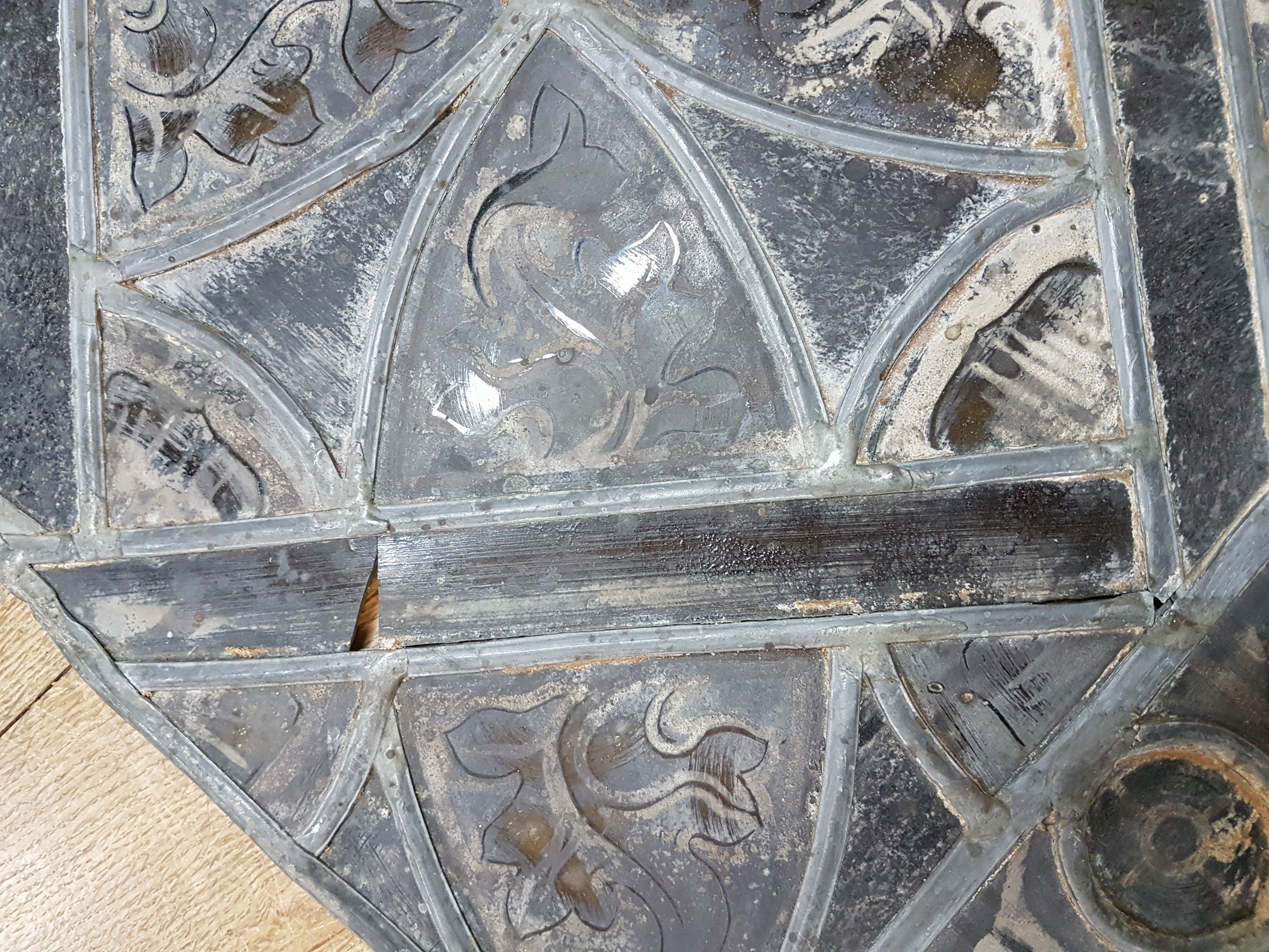 Detail b: 2 Bleiverglasungen, 19. Jh., eine Scheibe in Form eines Bischofs, Glasscheiben teilweise bemalt, restauriert, ca. 89 x 44.5 cm, eine Scheibe mit ...