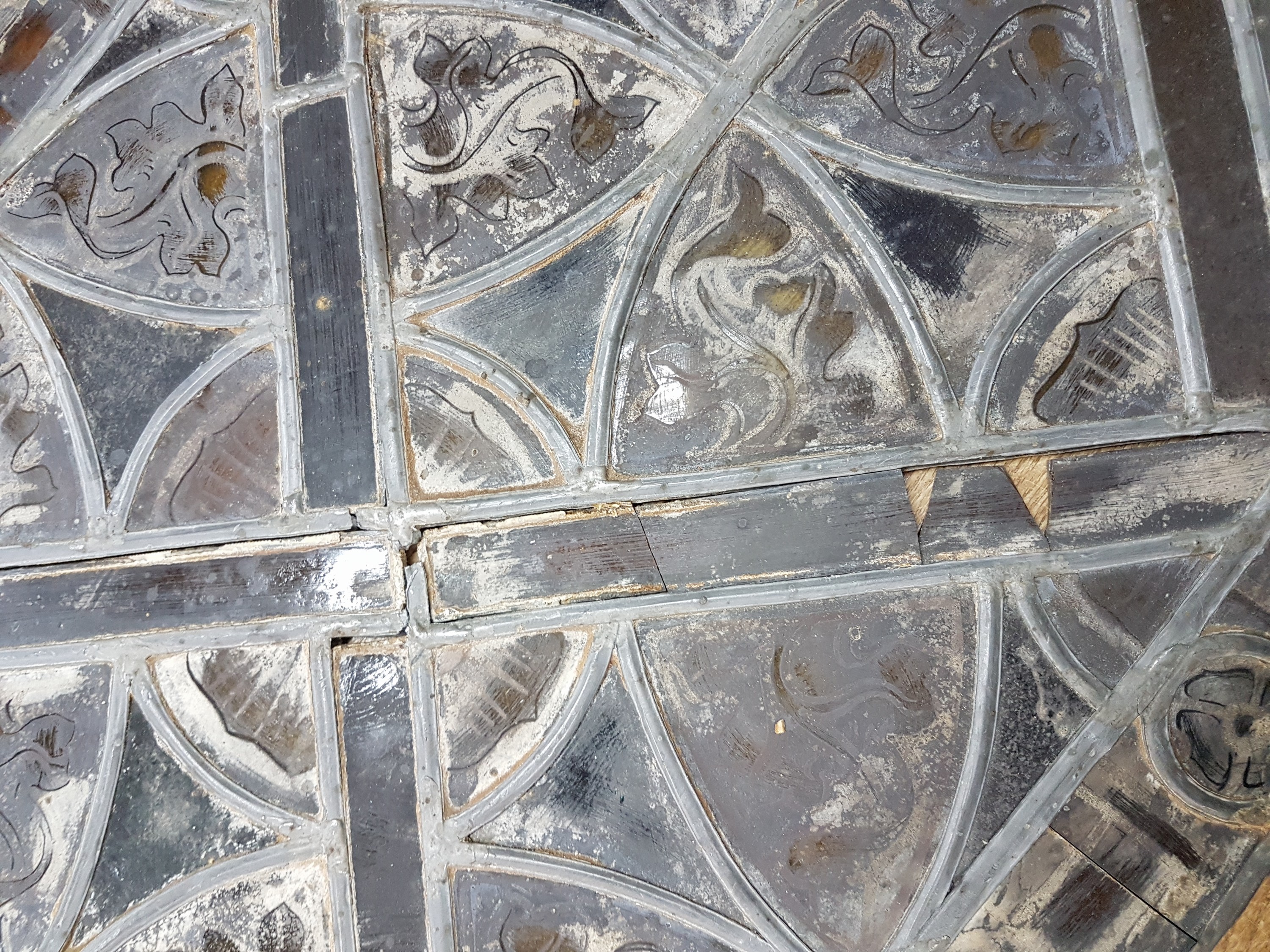 Detail c: 2 Bleiverglasungen, 19. Jh., eine Scheibe in Form eines Bischofs, Glasscheiben teilweise bemalt, restauriert, ca. 89 x 44.5 cm, eine Scheibe mit ...