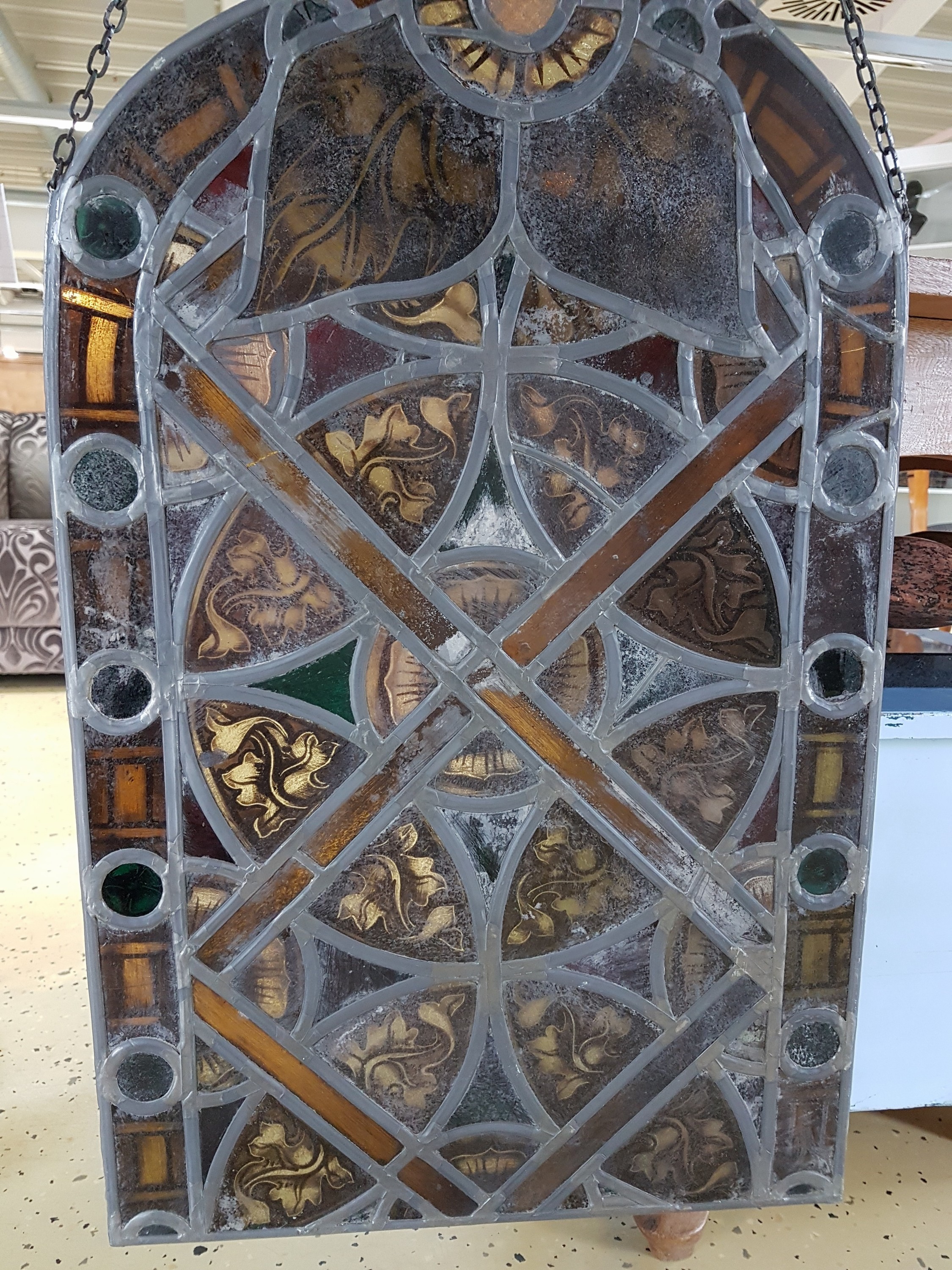 Detail d: 2 Bleiverglasungen, 19. Jh., eine Scheibe in Form eines Bischofs, Glasscheiben teilweise bemalt, restauriert, ca. 89 x 44.5 cm, eine Scheibe mit ...