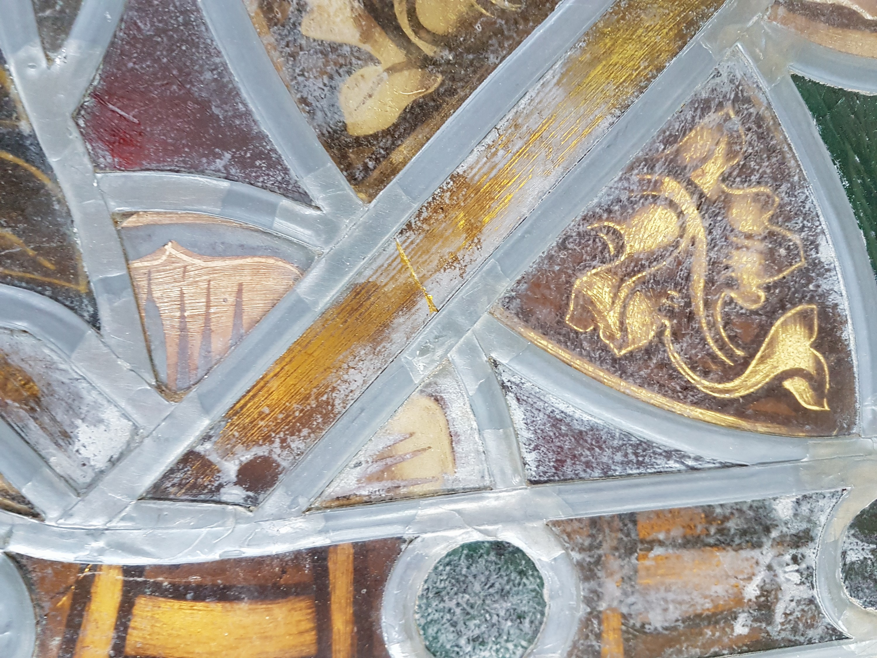 Detail f: 2 Bleiverglasungen, 19. Jh., eine Scheibe in Form eines Bischofs, Glasscheiben teilweise bemalt, restauriert, ca. 89 x 44.5 cm, eine Scheibe mit ...