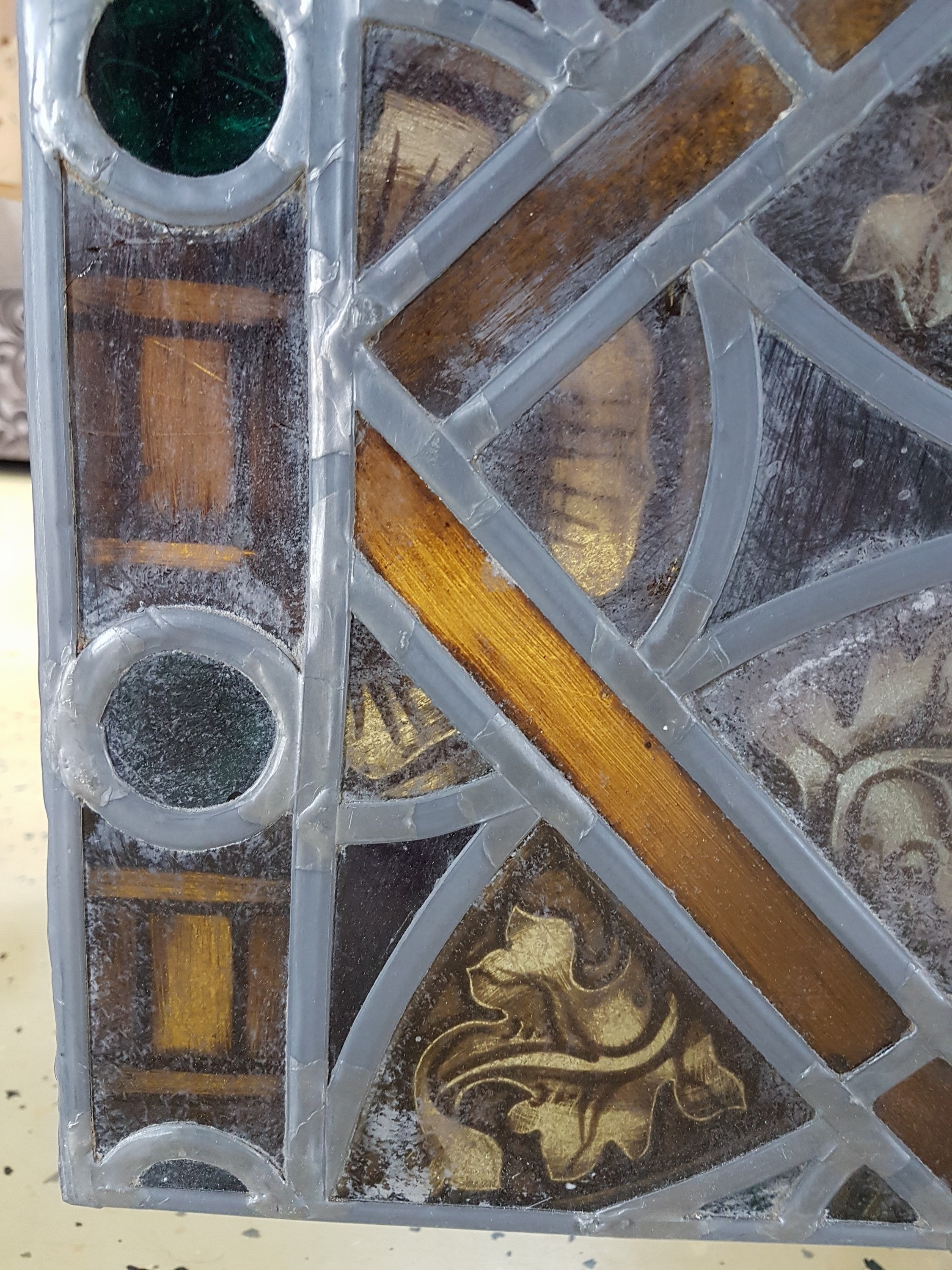 Detail h: 2 Bleiverglasungen, 19. Jh., eine Scheibe in Form eines Bischofs, Glasscheiben teilweise bemalt, restauriert, ca. 89 x 44.5 cm, eine Scheibe mit ...