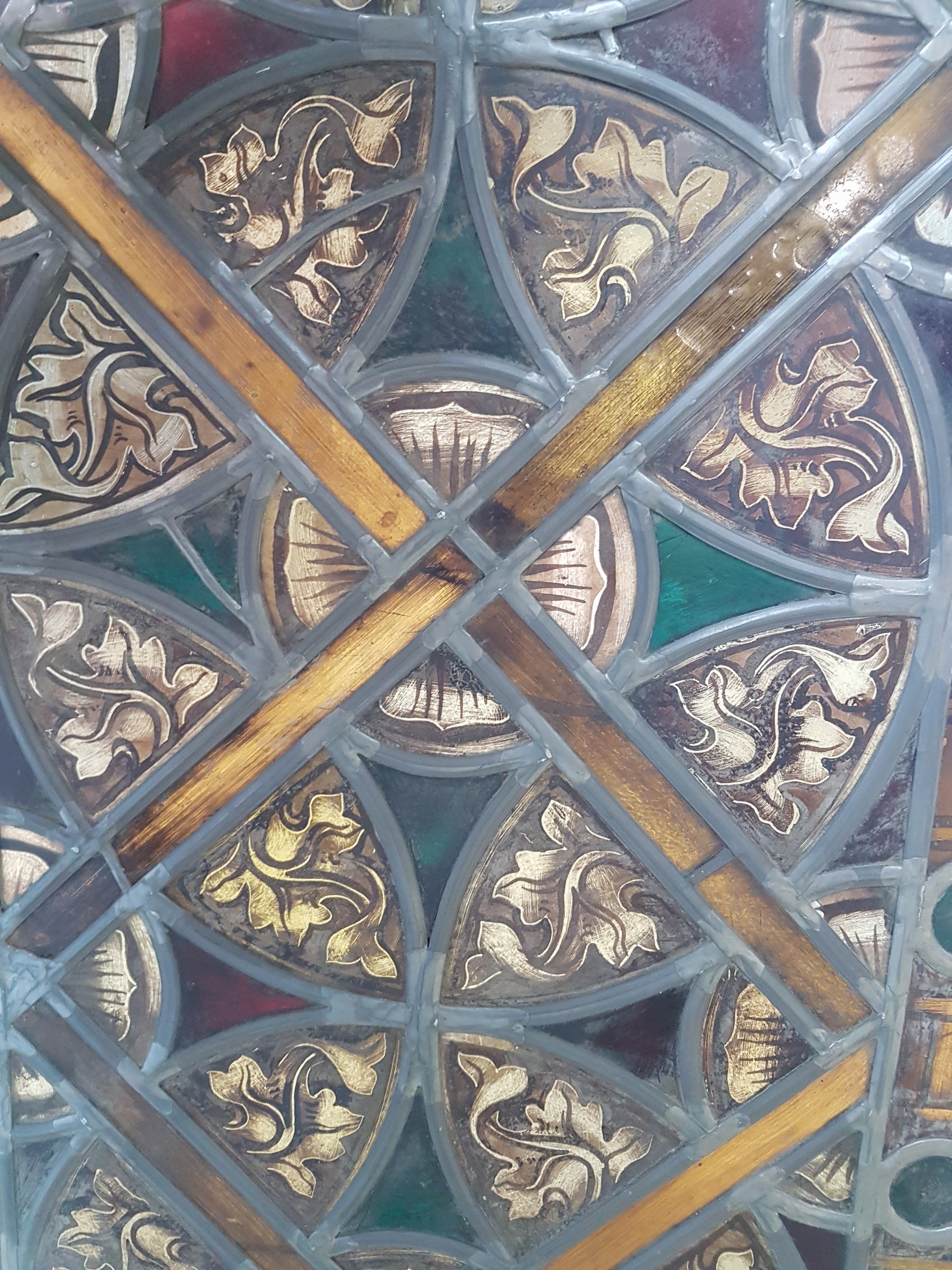 Detail i: 2 Bleiverglasungen, 19. Jh., eine Scheibe in Form eines Bischofs, Glasscheiben teilweise bemalt, restauriert, ca. 89 x 44.5 cm, eine Scheibe mit ...