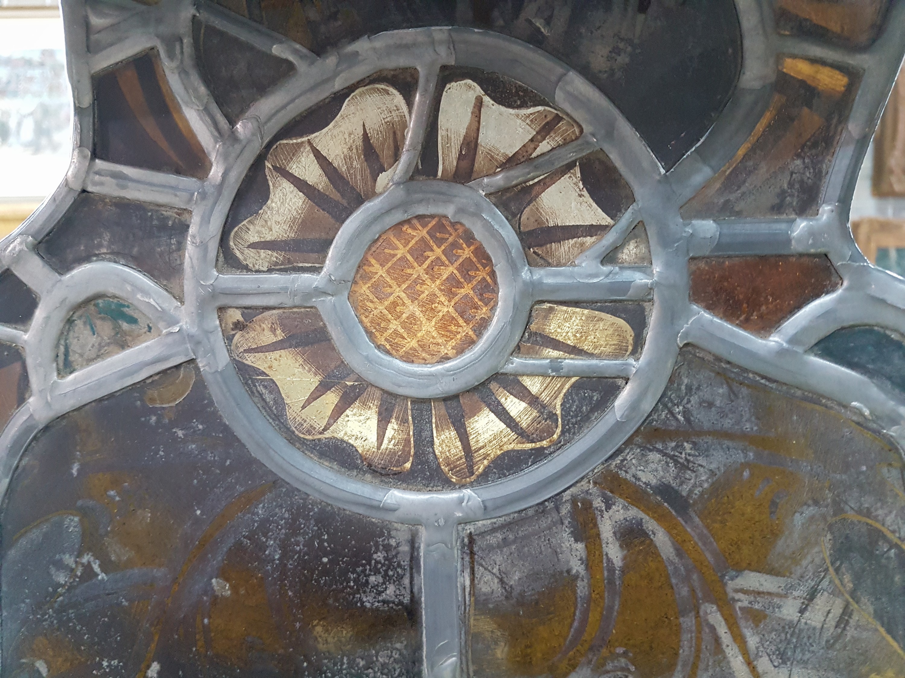 Detail j: 2 Bleiverglasungen, 19. Jh., eine Scheibe in Form eines Bischofs, Glasscheiben teilweise bemalt, restauriert, ca. 89 x 44.5 cm, eine Scheibe mit ...