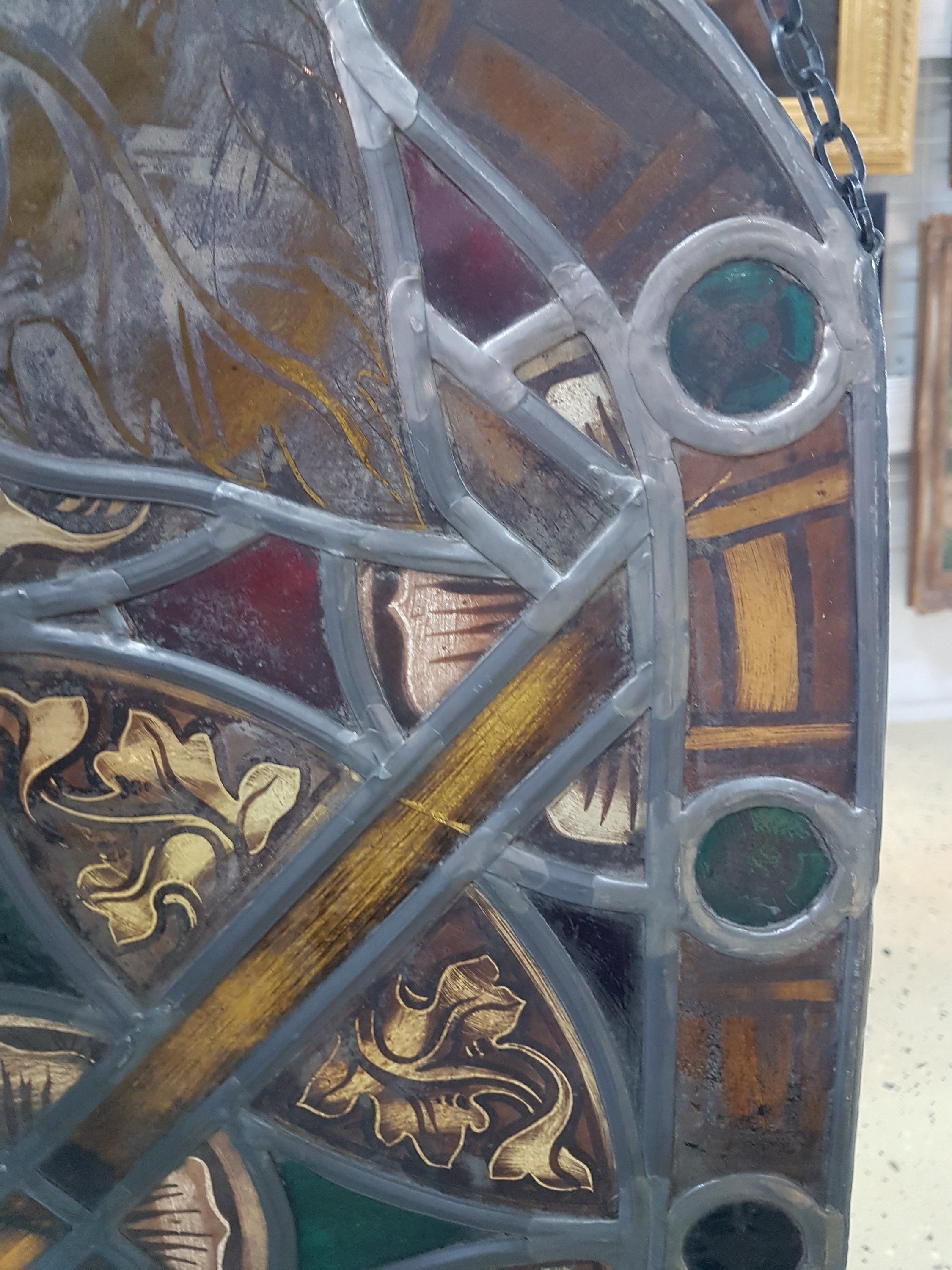 Detail k: 2 Bleiverglasungen, 19. Jh., eine Scheibe in Form eines Bischofs, Glasscheiben teilweise bemalt, restauriert, ca. 89 x 44.5 cm, eine Scheibe mit ...