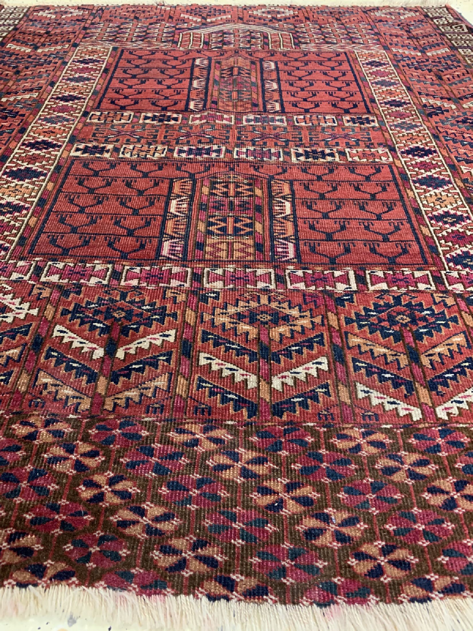 Detail d: Engsi antik, Turkmenistan, 19.Jhd, Wolle auf Wolle, ca. 135 x 120 cm, EHZ: 3