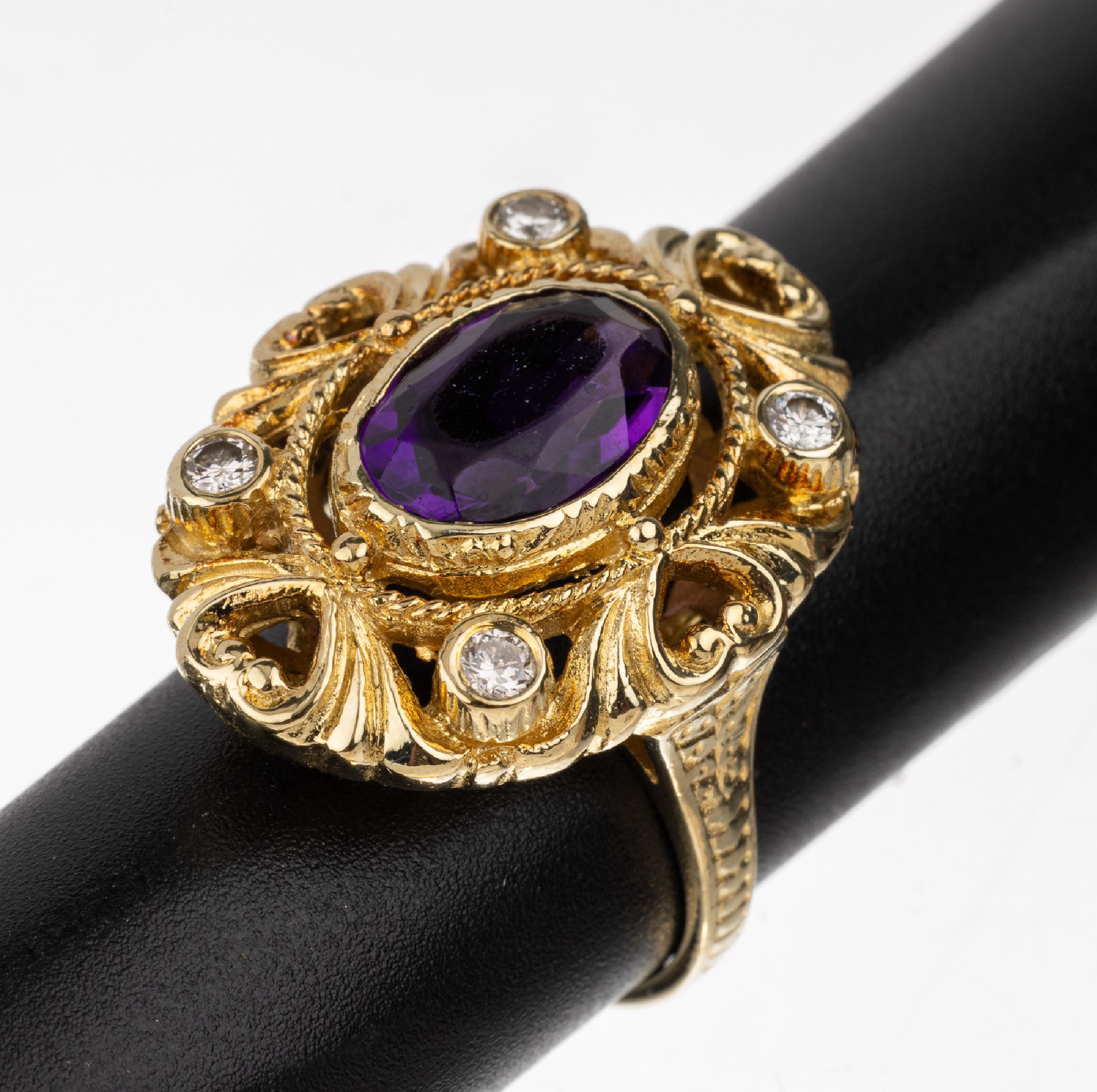14 kt Gold Amethyst-Brillant-Ring, GG 585/000, ovalfacett. Amethyst (Tragespuren) ca. 3.50 ct, 4 Brillanten zus. ca. 0.20 ct Weiß/si, total ca. 12.6 ...