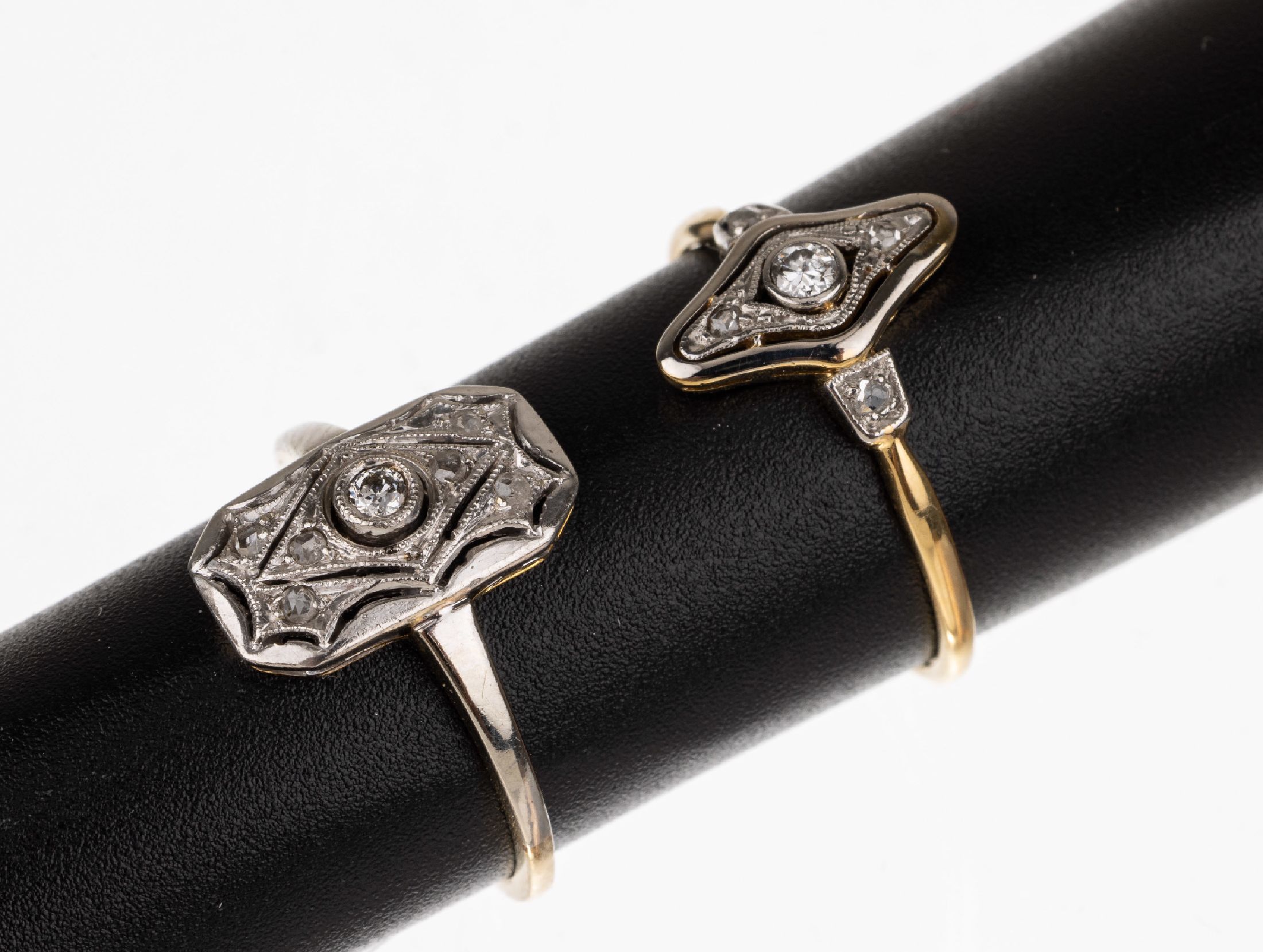 Konvolut 2 14 kt Gold Art-Deco Diamant-Ringe, GG/WG 585/000, 2 Altschliff-Diamanten und 10 Diamant-Rosen zus. ca. 0.15 ct Weiß/si,zeittyp. Design, ...