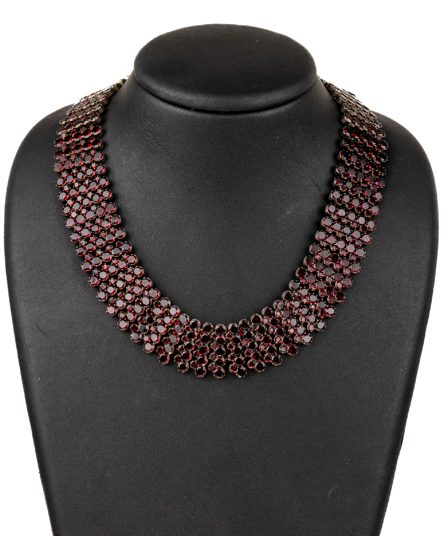 Ausgefallenes Granat-Collier, um 1900, Tombak, 5-reihig mit rundfacett. Granaten besetzt, schönes tiefes Rot, Steckschließe, Innend. ca. 12 cm