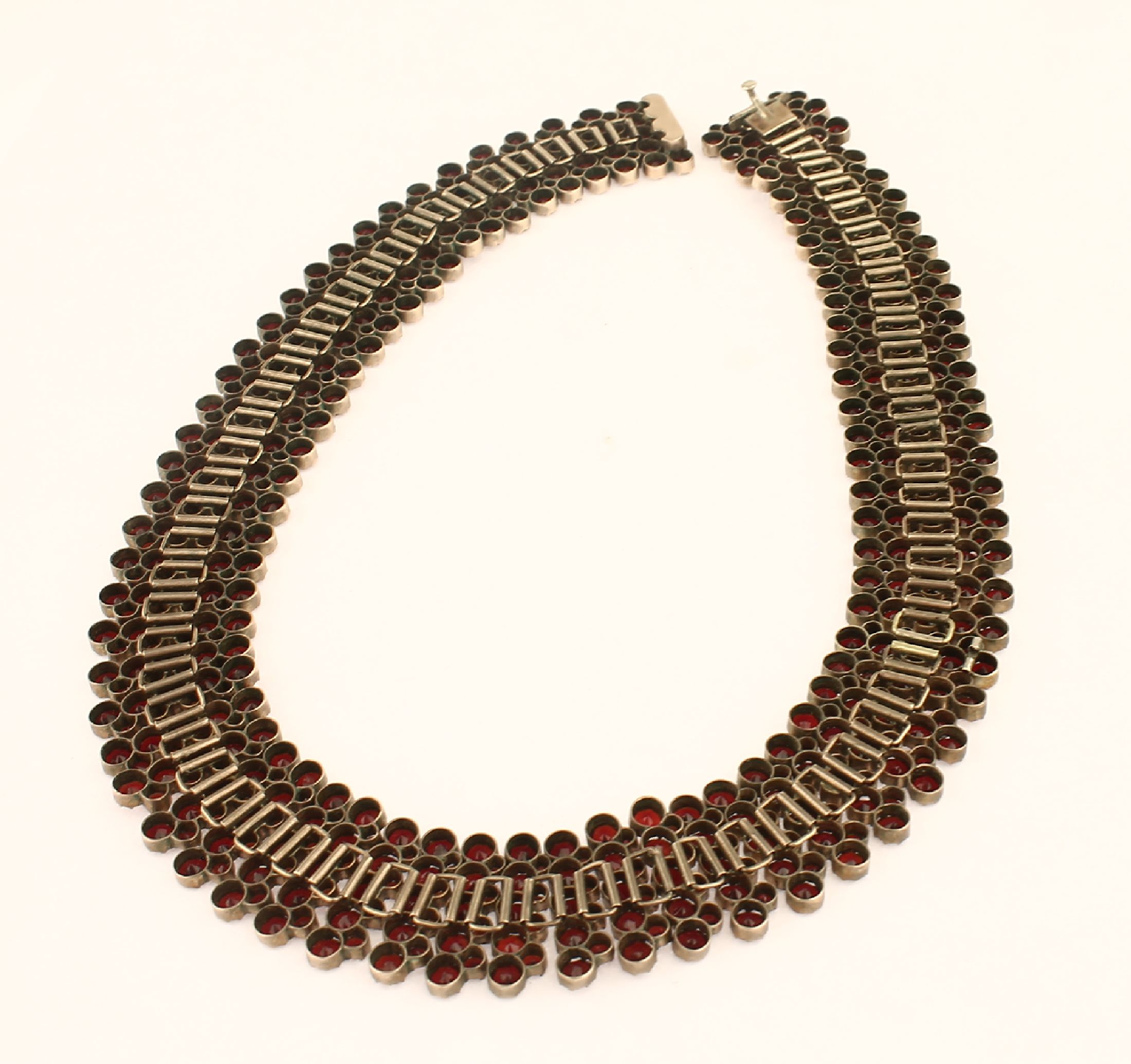 Detail a: Ausgefallenes Granat-Collier, um 1900, Tombak, 5-reihig mit rundfacett. Granaten besetzt, schönes tiefes Rot, Steckschließe, Innend. ca. 12 cm