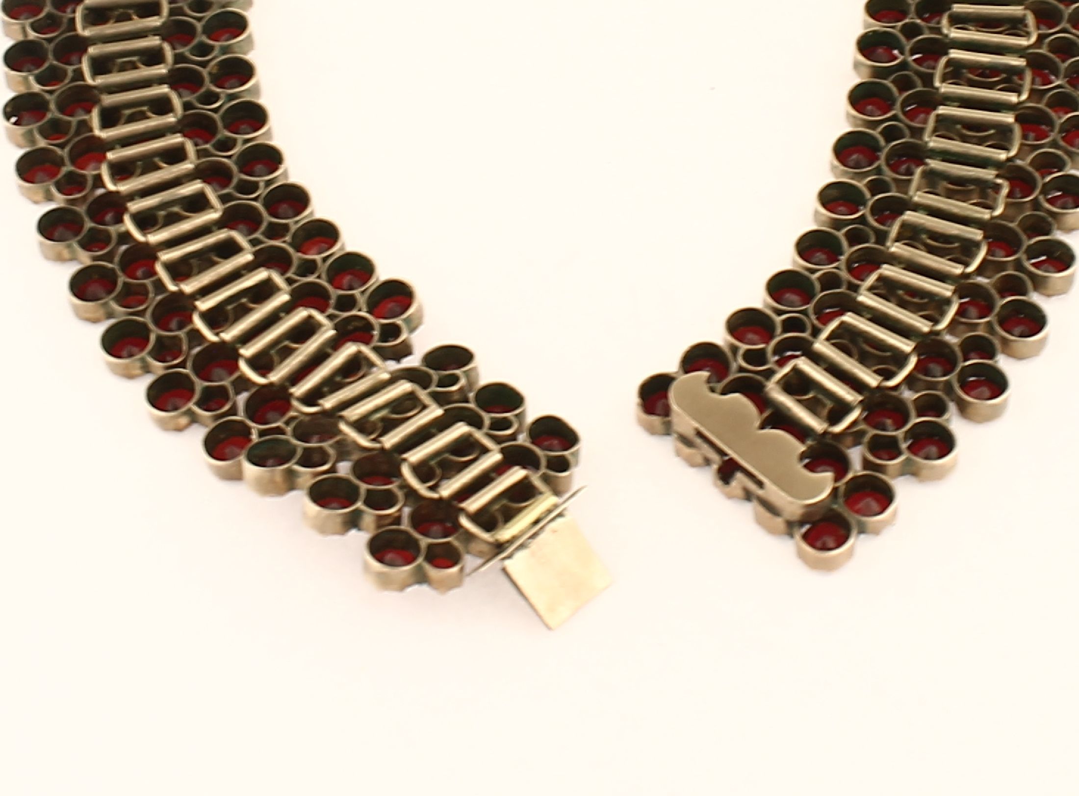 Detail b: Ausgefallenes Granat-Collier, um 1900, Tombak, 5-reihig mit rundfacett. Granaten besetzt, schönes tiefes Rot, Steckschließe, Innend. ca. 12 cm