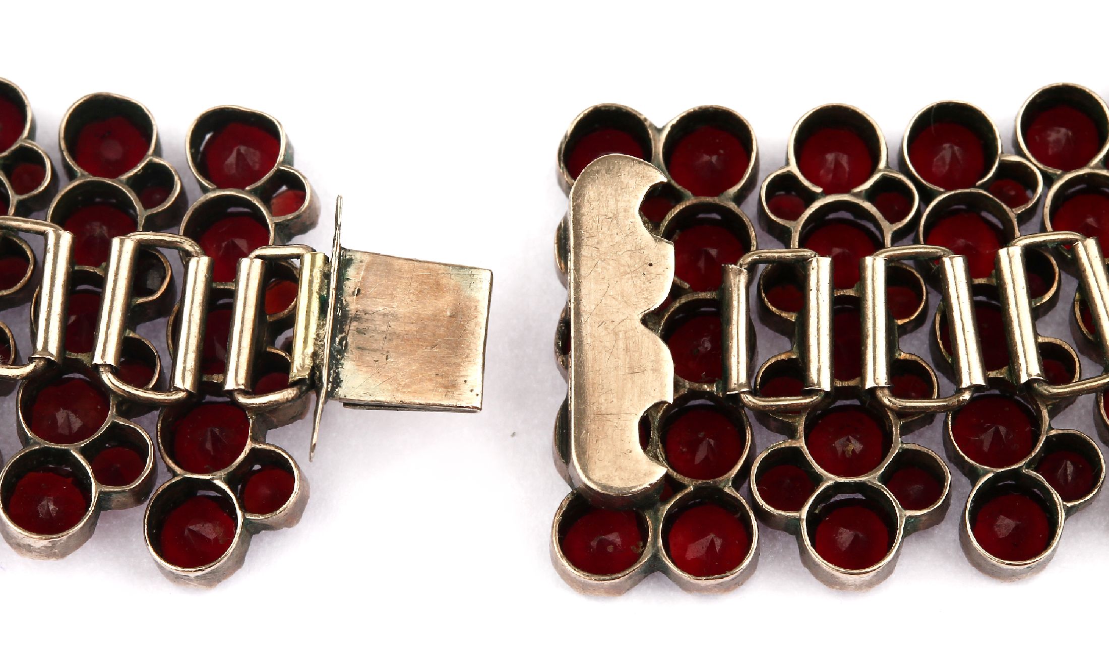 Detail d: Ausgefallenes Granat-Collier, um 1900, Tombak, 5-reihig mit rundfacett. Granaten besetzt, schönes tiefes Rot, Steckschließe, Innend. ca. 12 cm
