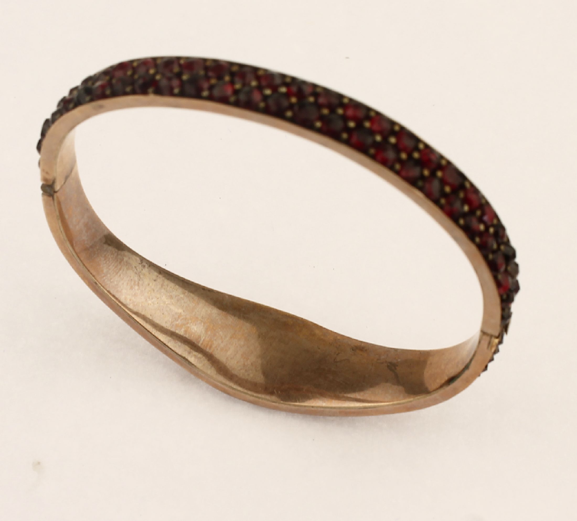 Detail c: Konvolut mit Granaten, um 1900, Metall, facett. Granate in versch. Schliffformen, best. aus: 2 Armreifen, D. ca. 5 x 4.5 (Sicherheitskettchen sek., ...