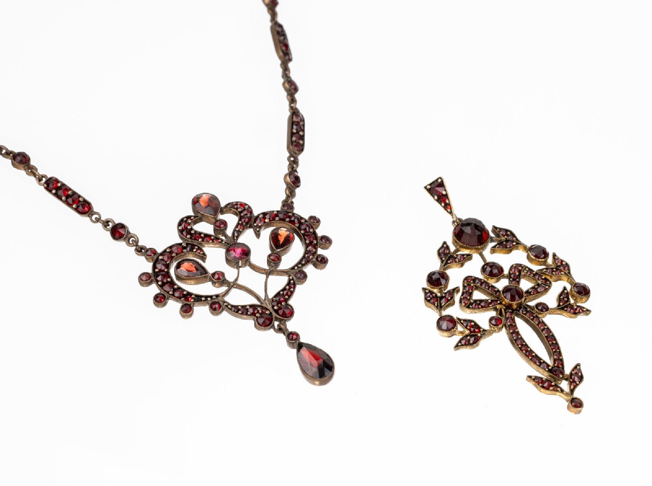 Konvolut Jugendstilcollier und -anhänger, Metall vergoldet, um 1900, Granatbesatz in versch. Schliffformen, stilrein, dekorativ,L. ca. 40 cm bzw. ...