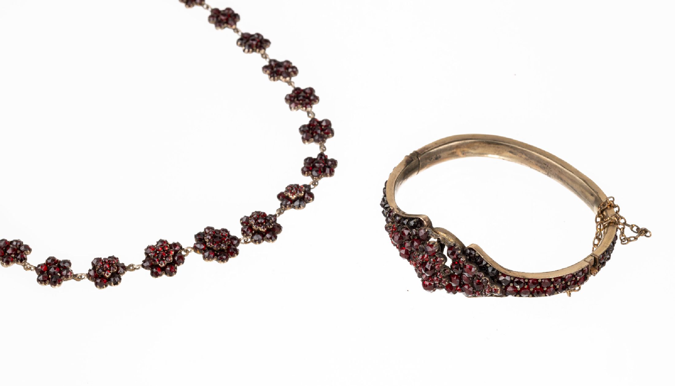 Konvolut Granat-Schmuck, Metall, um 1900, best. aus: Collier, L. ca. 48 cm, bes. mit facett. Granaten von schöner Farbe, und Armreif mit ...