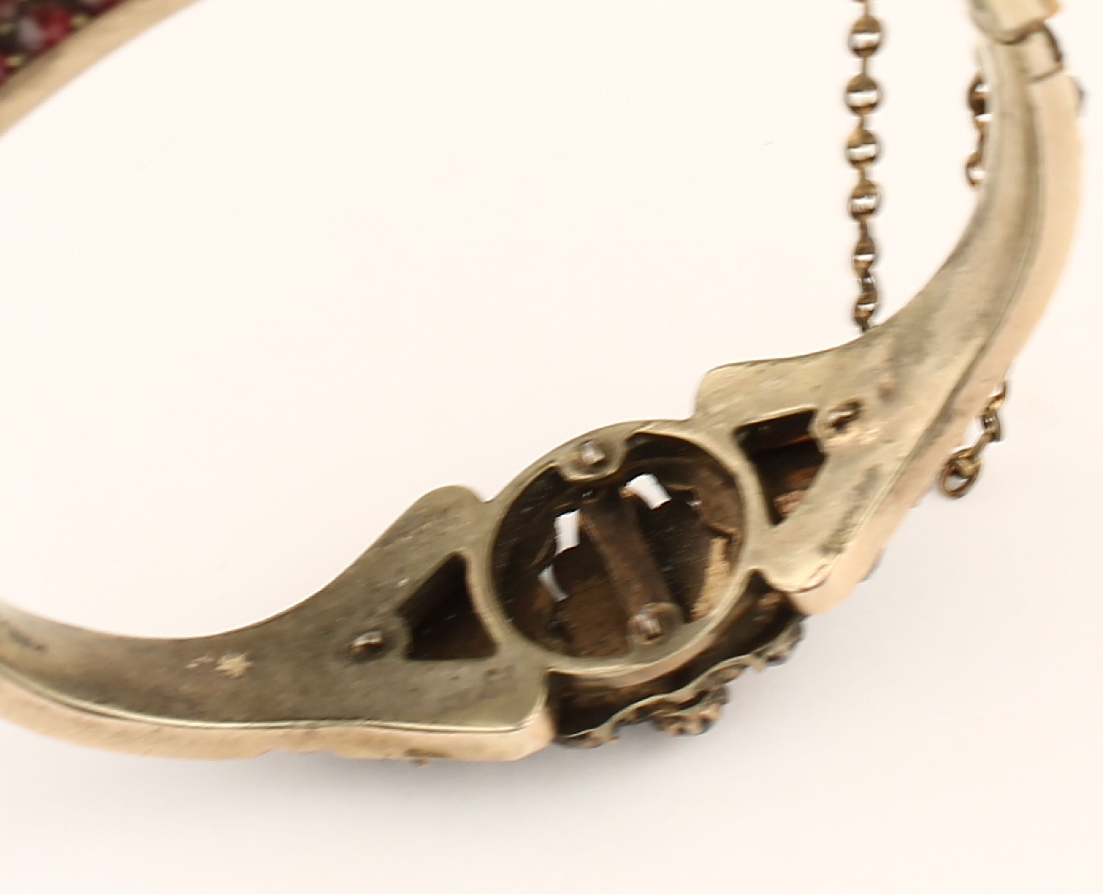 Detail a: Konvolut Granat-Schmuck, Metall, um 1900, best. aus: Collier, L. ca. 48 cm, bes. mit facett. Granaten von schöner Farbe, und Armreif mit ...