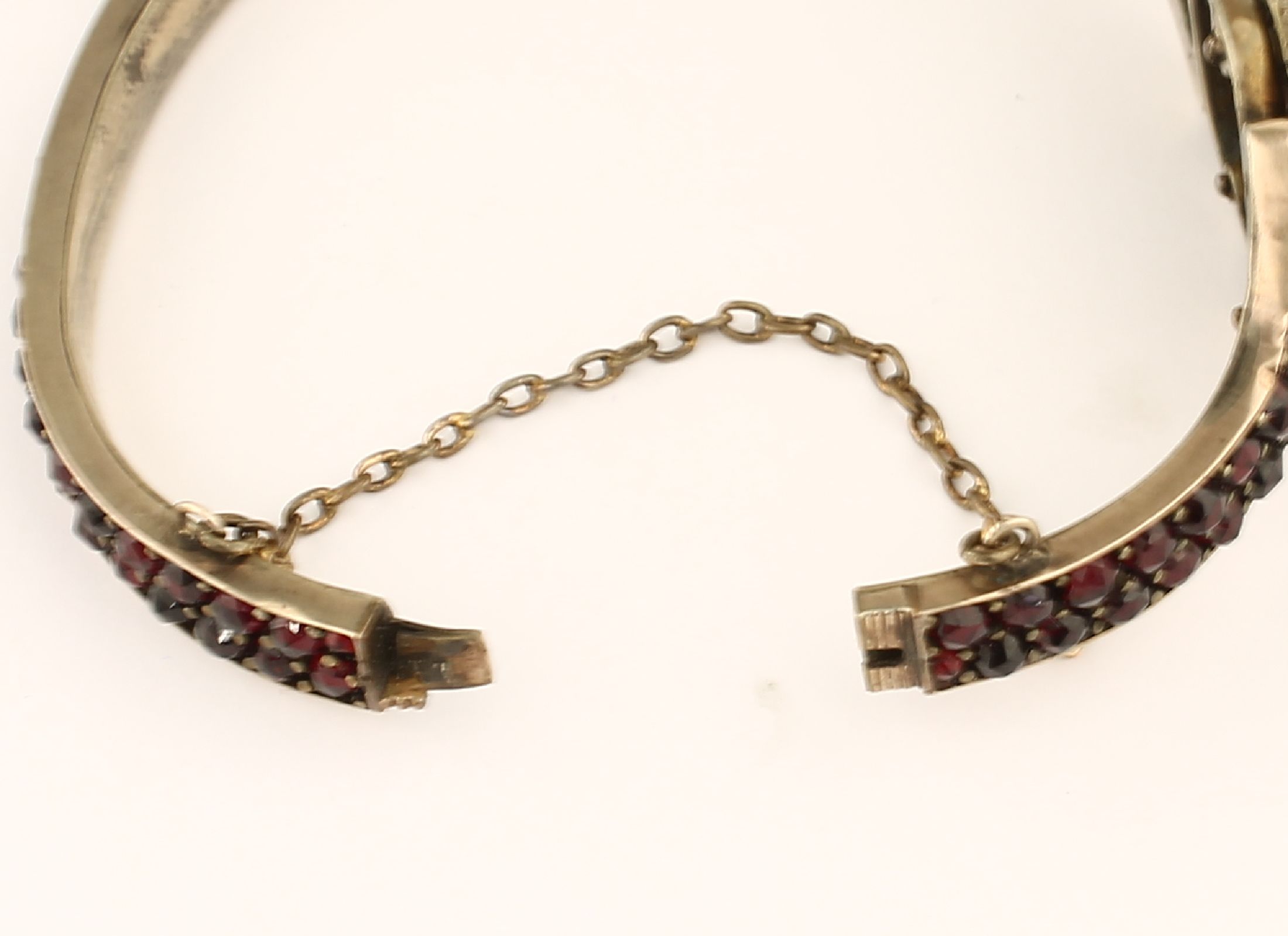 Detail b: Konvolut Granat-Schmuck, Metall, um 1900, best. aus: Collier, L. ca. 48 cm, bes. mit facett. Granaten von schöner Farbe, und Armreif mit ...