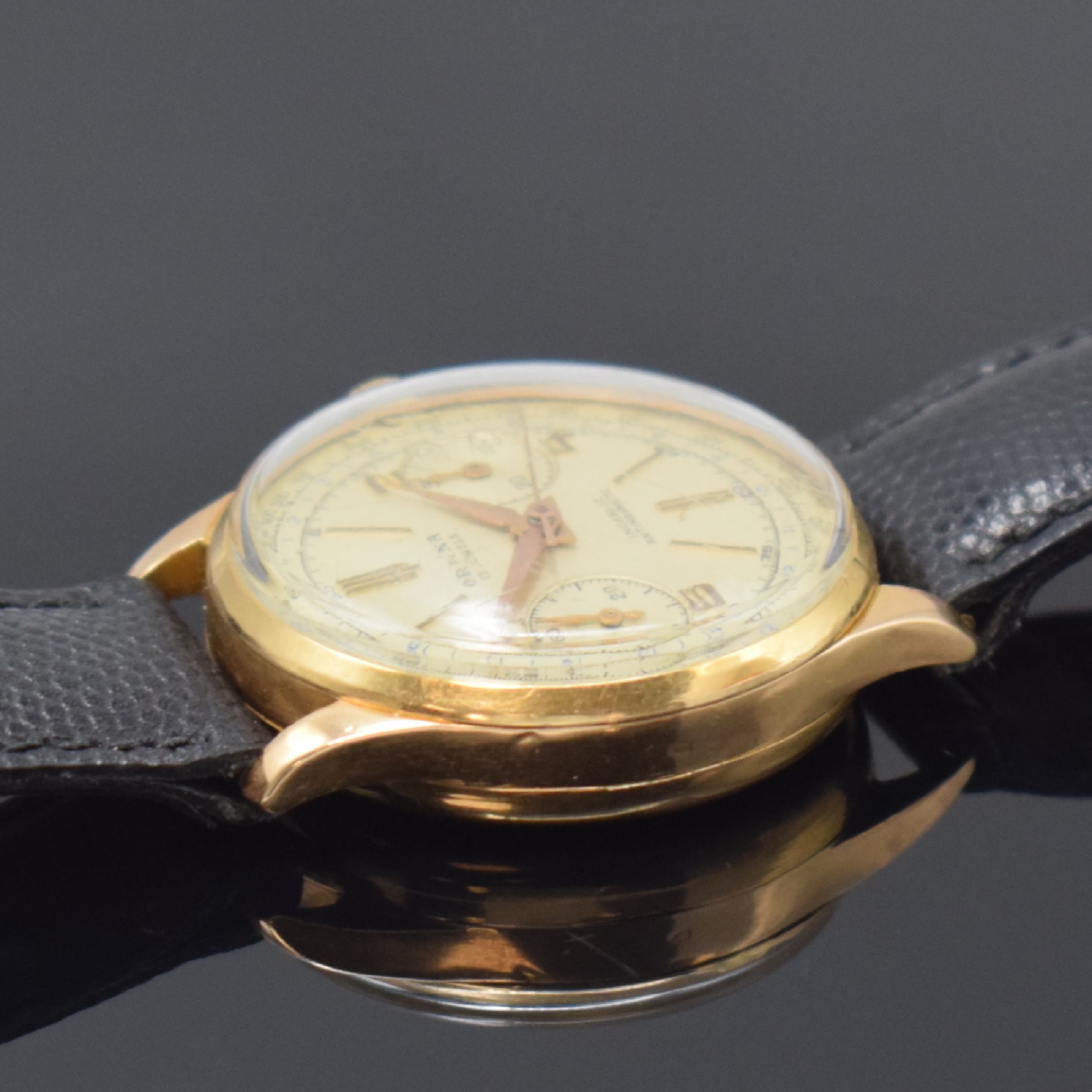 Detail d: ORFINA Armbandchronograph in RoseG 750/000, Schweiz um 1950, Glasrand, Boden u. verg. Cuvette aufgedr., silb. Zifferbl. fl., gold. Ind. u. arab. ...