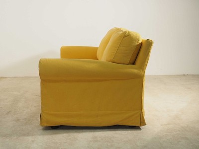 26713862c - 2-seater sofa Moroso, yellow striped fabric covers, loose cushions, on plastic feet, covers/slipcover removable, significant signs of aging and use, approx. 85x180x96 cm