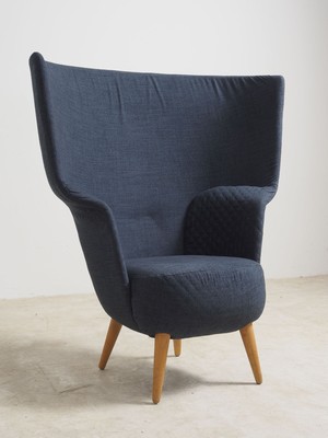 26713869b - Design high-back armchair, dark blue fabric covers, flared, tapered legs, solid beech, lumbar area stitched on both sides, freestanding, approx. 130x60x115 cm