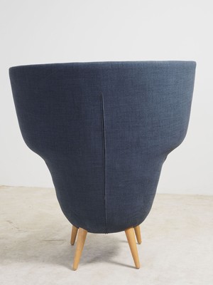 26713869c - Design high-back armchair, dark blue fabric covers, flared, tapered legs, solid beech, lumbar area stitched on both sides, freestanding, approx. 130x60x115 cm