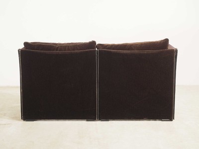 26713883b - Vintage Design Couch