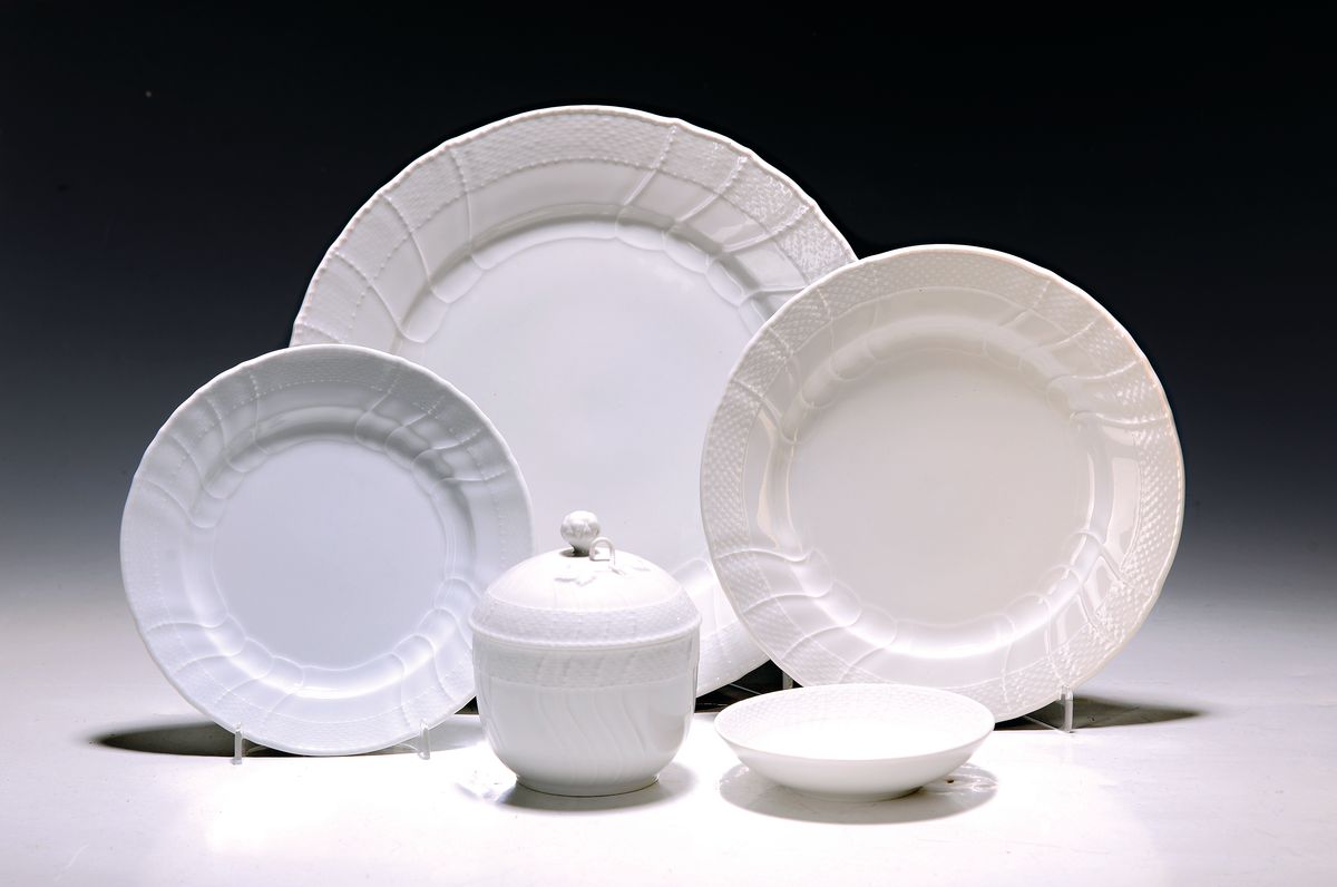Speiseservice, KPM, Neuosier, 20. Jh., Porzellan weiß, 6 Menueteller, 5 Dessertteller D. 20.5 cm, 12 Teller D. 17 cm, 10 Schälchen D. 11 cm, zwei ...