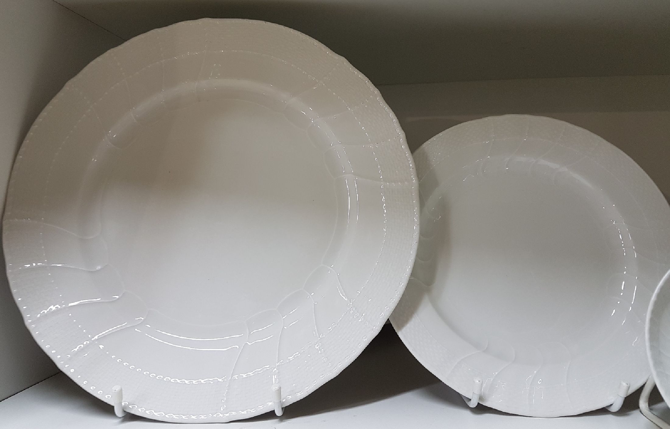 Detail a: Speiseservice, KPM, Neuosier, 20. Jh., Porzellan weiß, 6 Menueteller, 5 Dessertteller D. 20.5 cm, 12 Teller D. 17 cm, 10 Schälchen D. 11 cm, zwei ...
