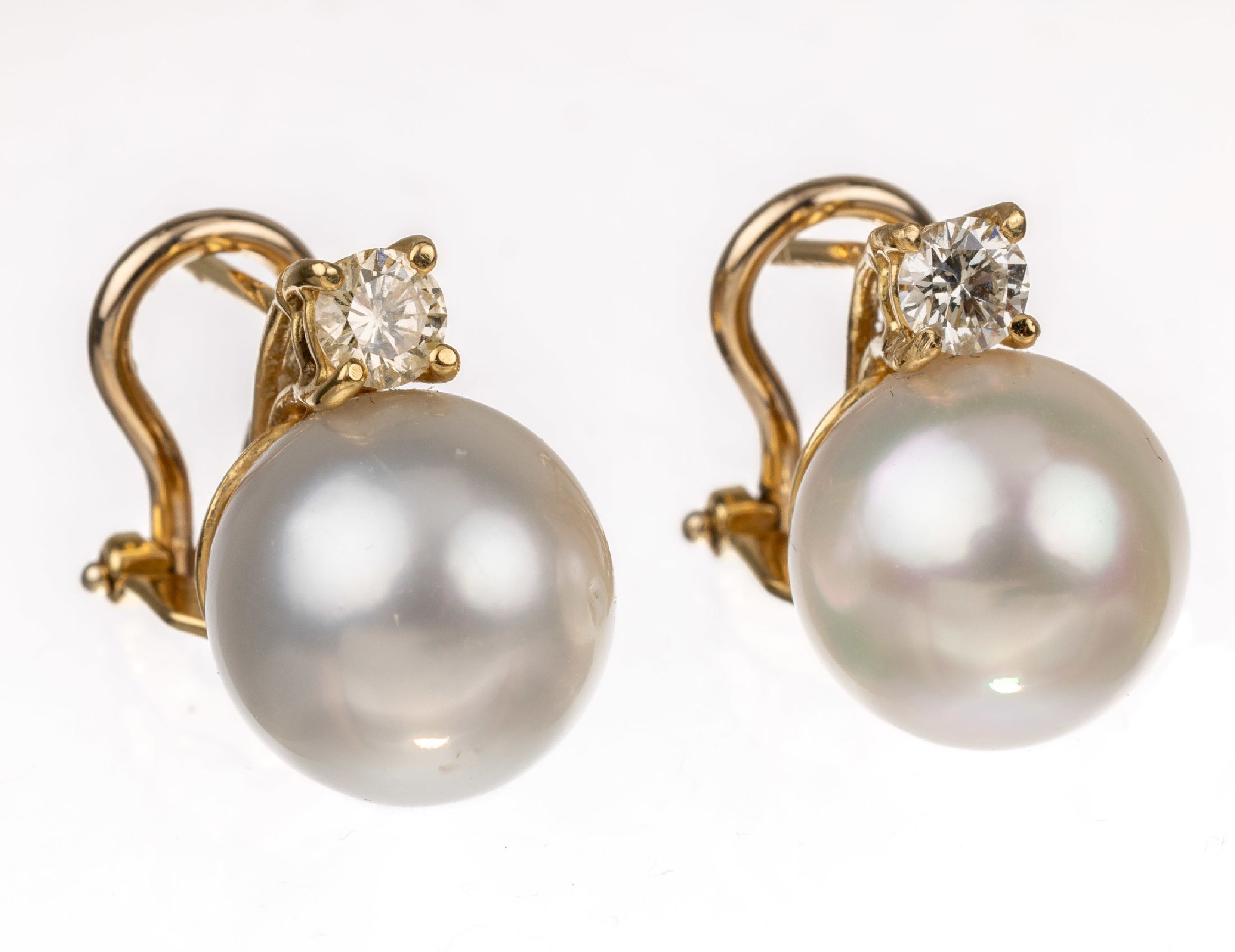Paar 18 kt Gold Südseezuchtperl Diamant Ohrstecker, GG 750/000, 2 weiße Perlen Durchm.ca. 11.1 mm, nat. Merkmale, 2 Brillanten zus. ca. 0.50 ct, 1 ...