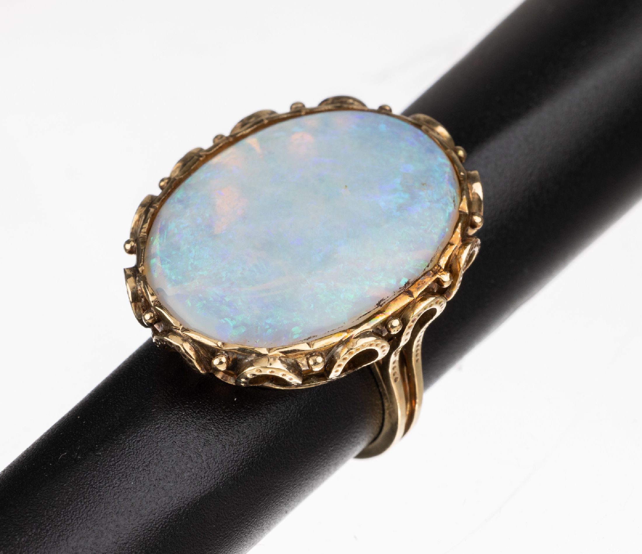 14 kt Gold Opal Ring, GG 585/000, wohl deutschum 1935, ovaler Opalcabochon trockenrissig, RW 55, total ca. 10.6 g