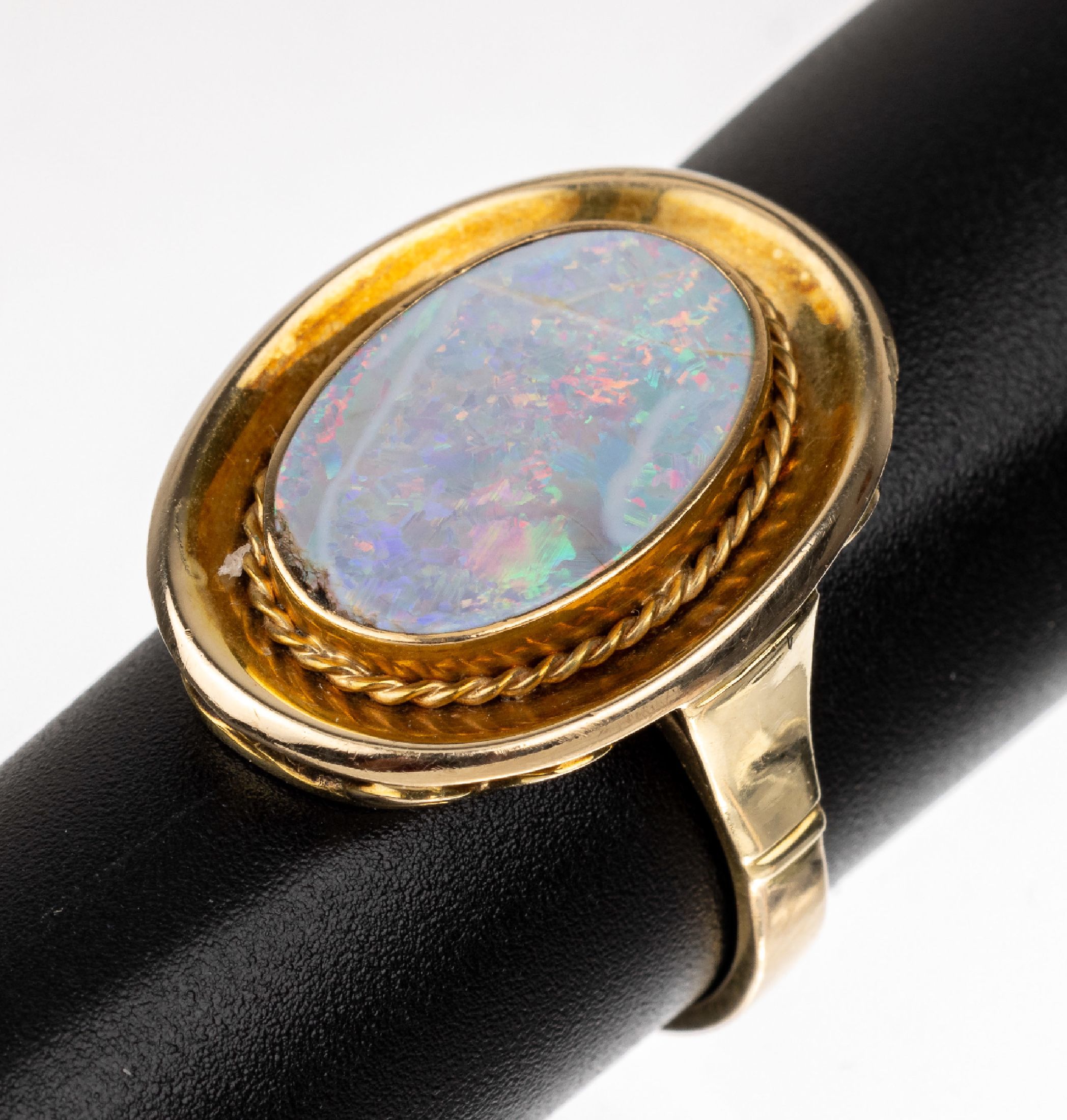 14 kt Gold Opal Ring, GG 585/000, mittig ovale Opaldoublette min. besch., Kordelrand, Unterkaderung, RW 57, total ca. 6.8 g